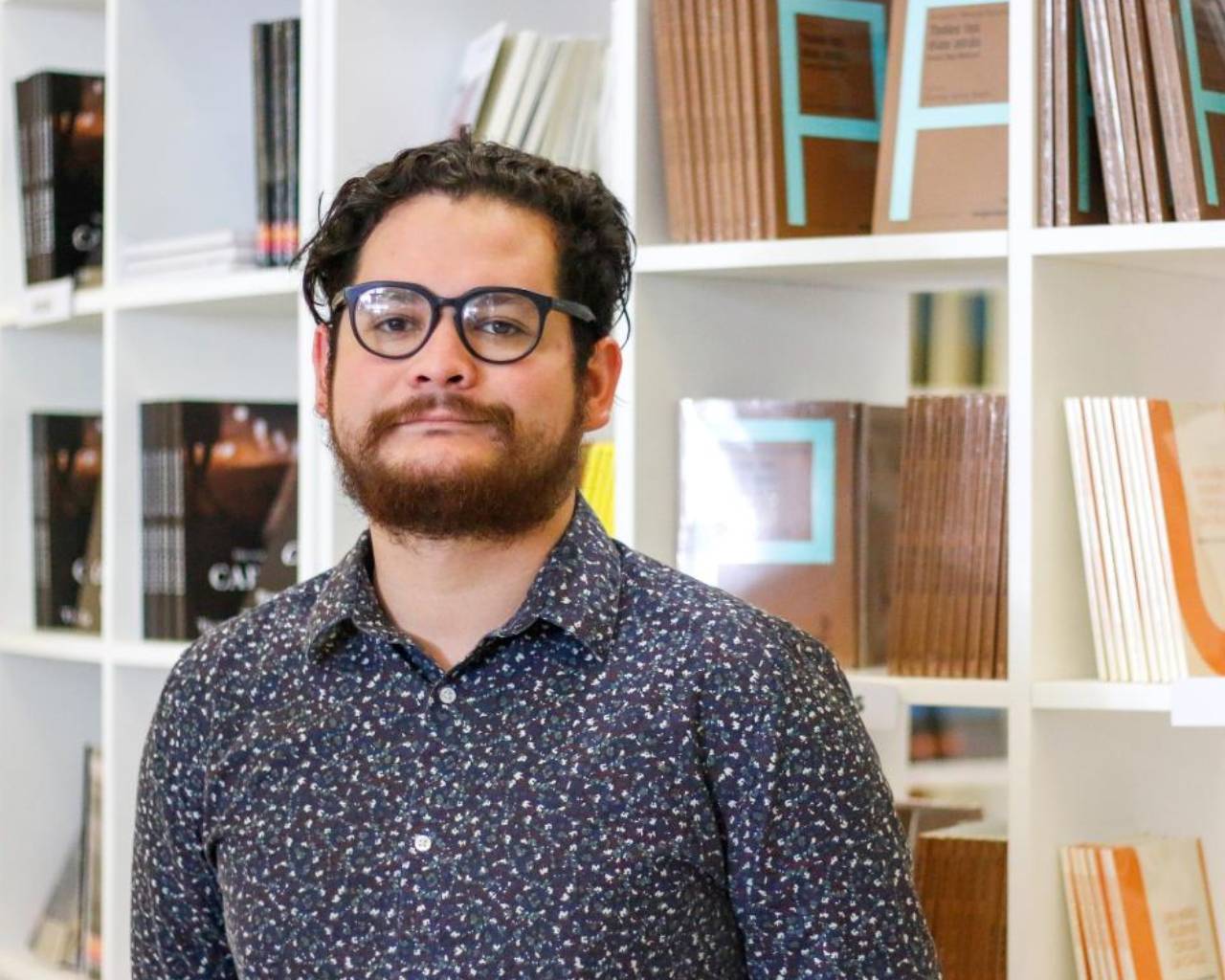 “La poesía ofrece la posibilidad de expresarnos con libertad”: Jesús de la Garza, premio Carmen Alardín 2024