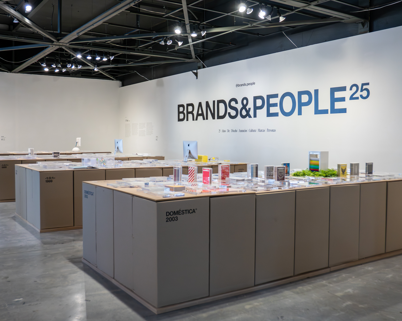 Recorren 25 años del arte del diseño en nave generadores