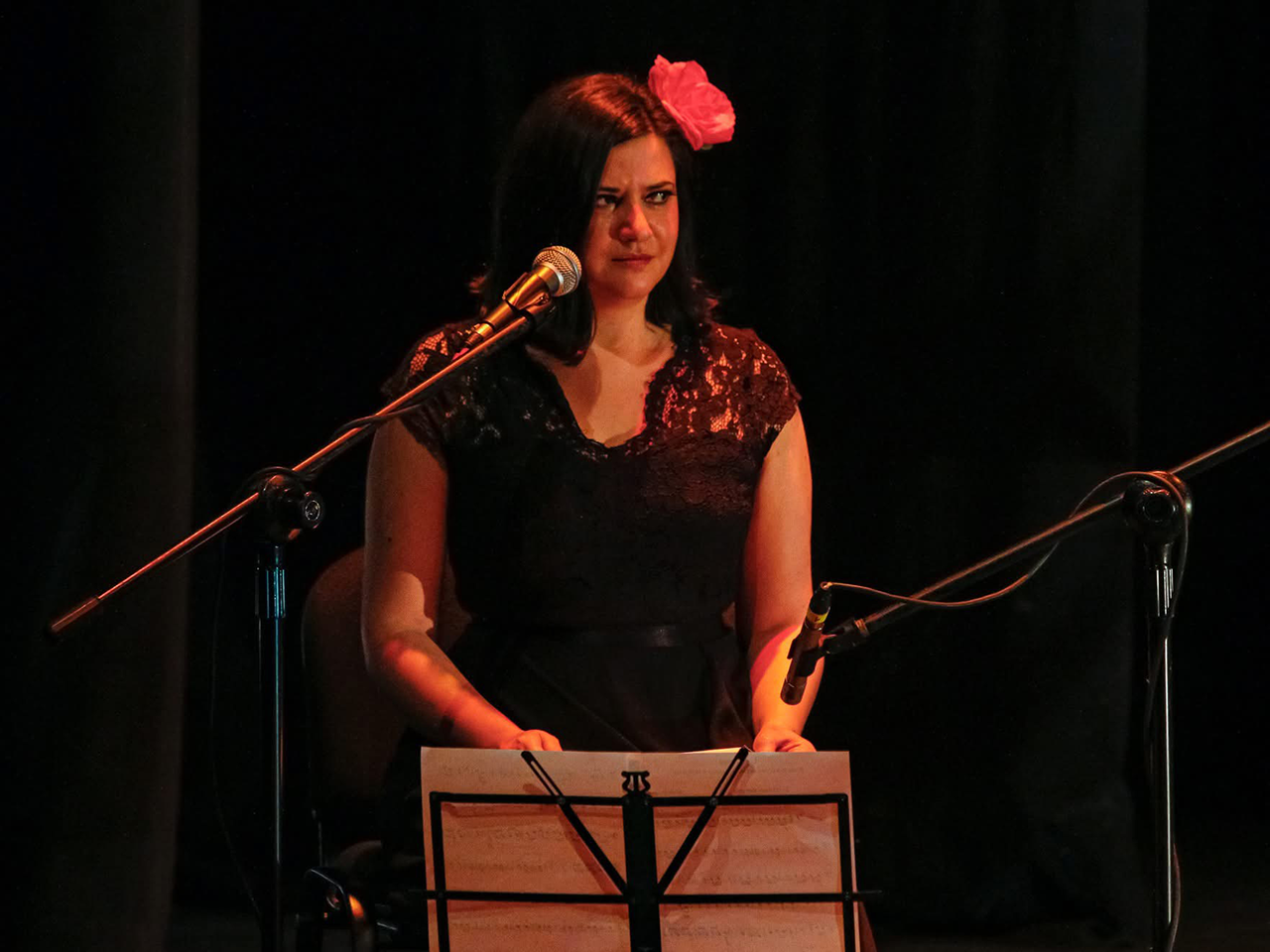 Cautiva Brenda Elizondo con su versátil propuesta de música, danza y narrativa