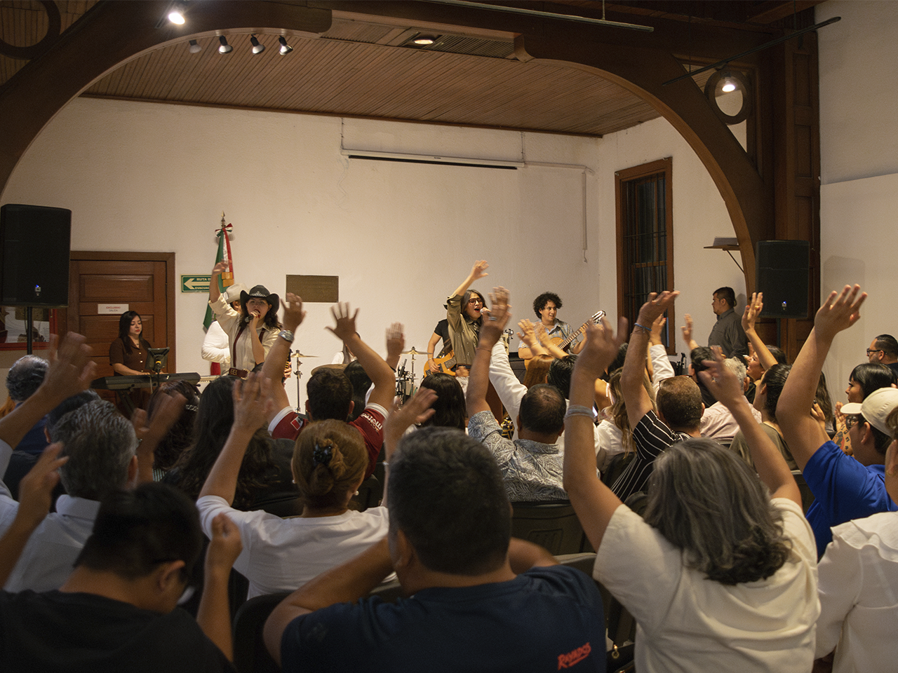 Tú dime María brindan noche 'chic' de empoderamiento y raíz regional