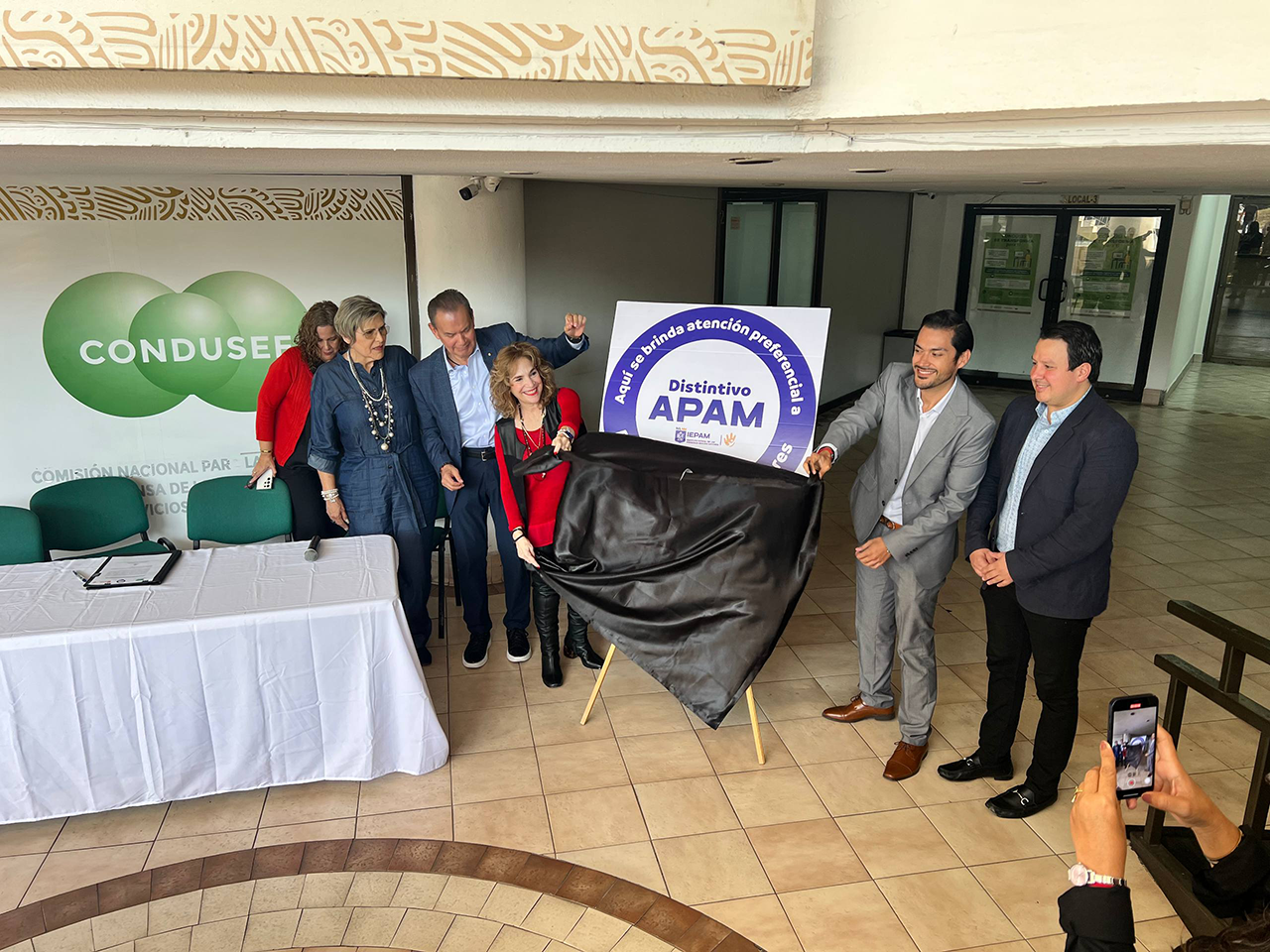 IEPAM entrega Distintivo APAM a la CONDUSEF por trato preferencial a personas mayores