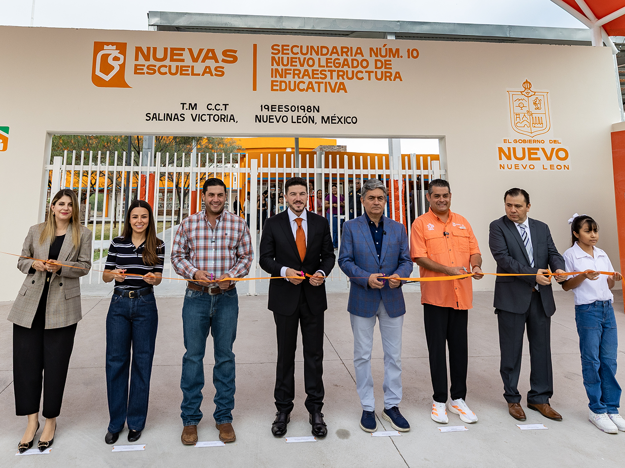 Entrega Gobernador nueva secundaria, cancha deportiva y kits escolares en Salinas Victoria 