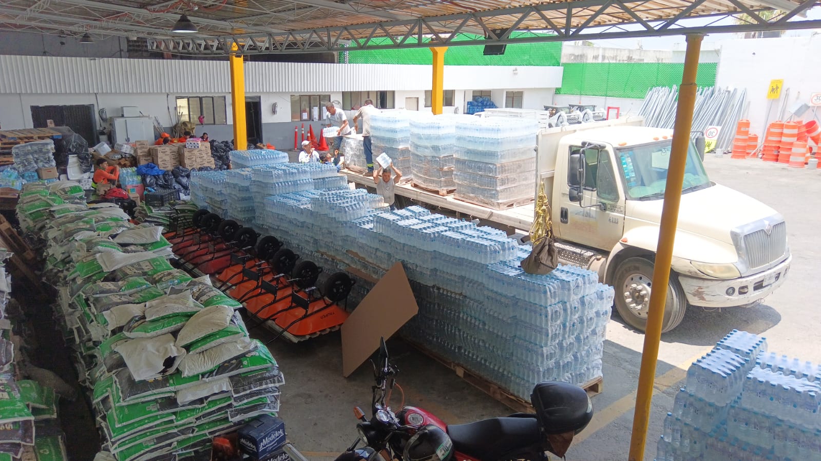 Entrega Parque Fundidora víveres a Protección Civil del Estado