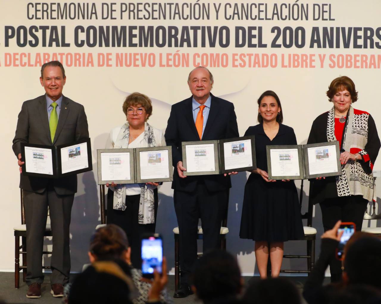 Presentan timbre postal conmemorativo de los 200 años de Nuevo León