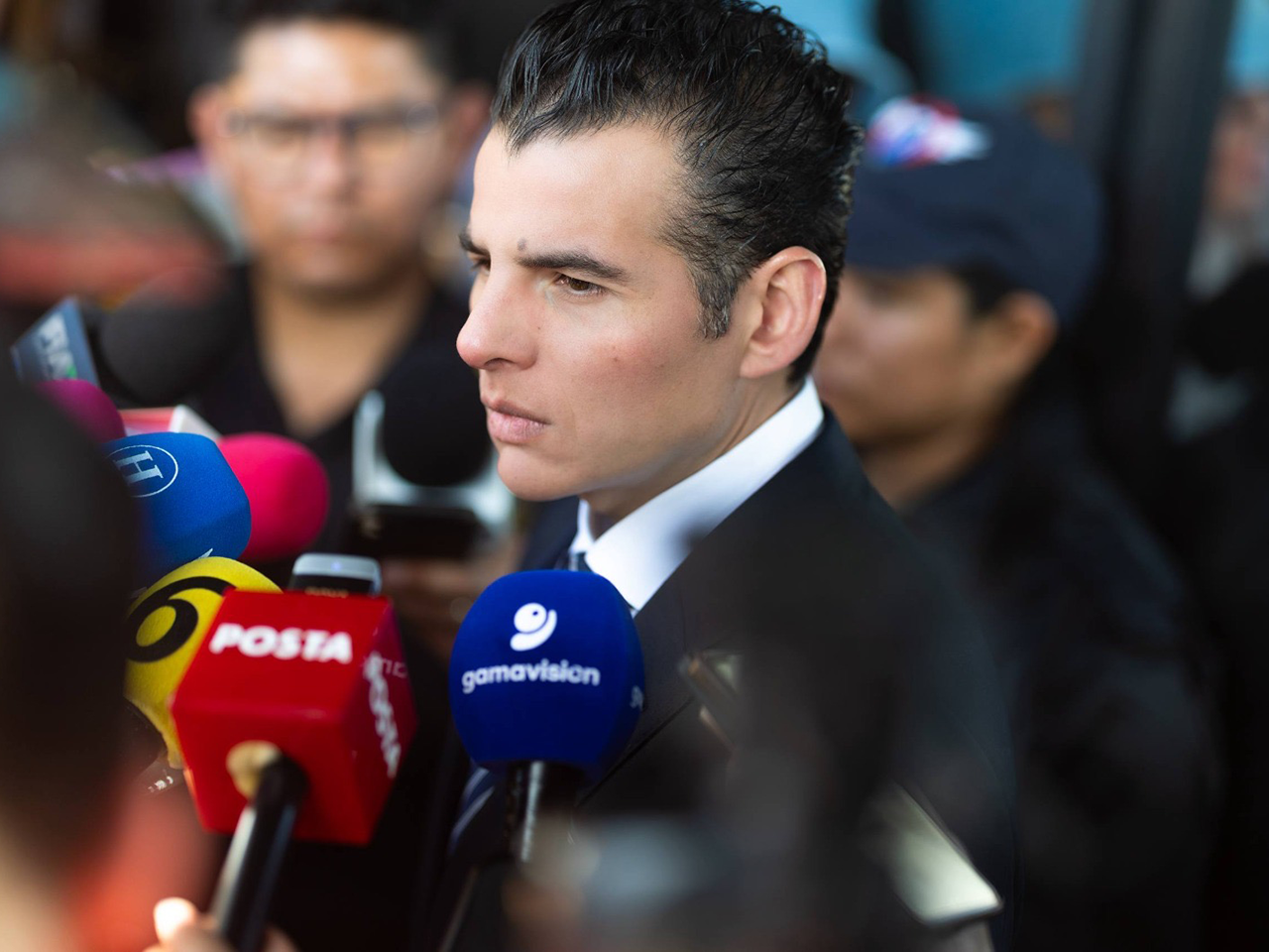 Mike Flores propone medidas más severas contra abusos de autoridad