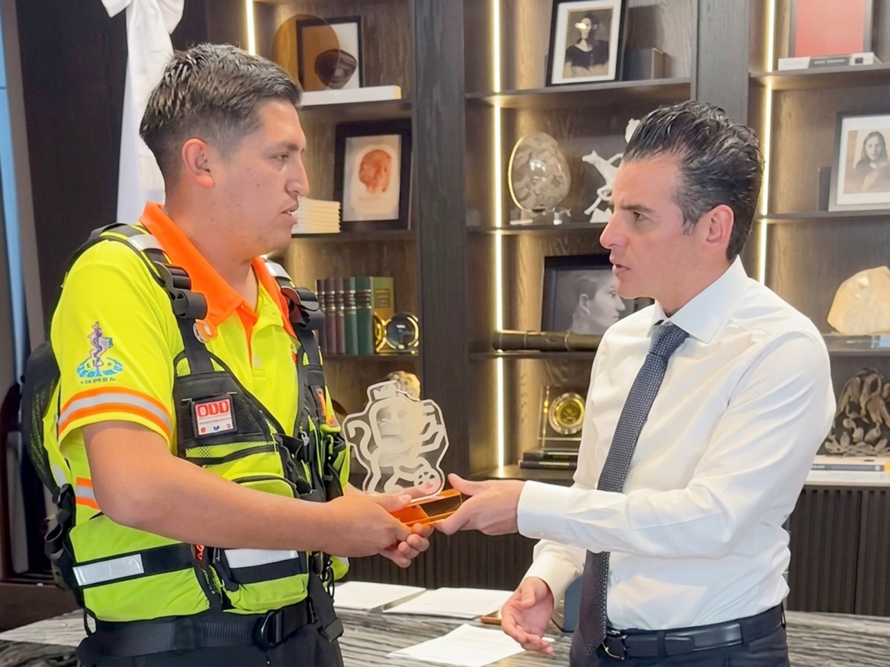 Reconoce Miguel Flores a paramédico  del CRUM Nuevo León  