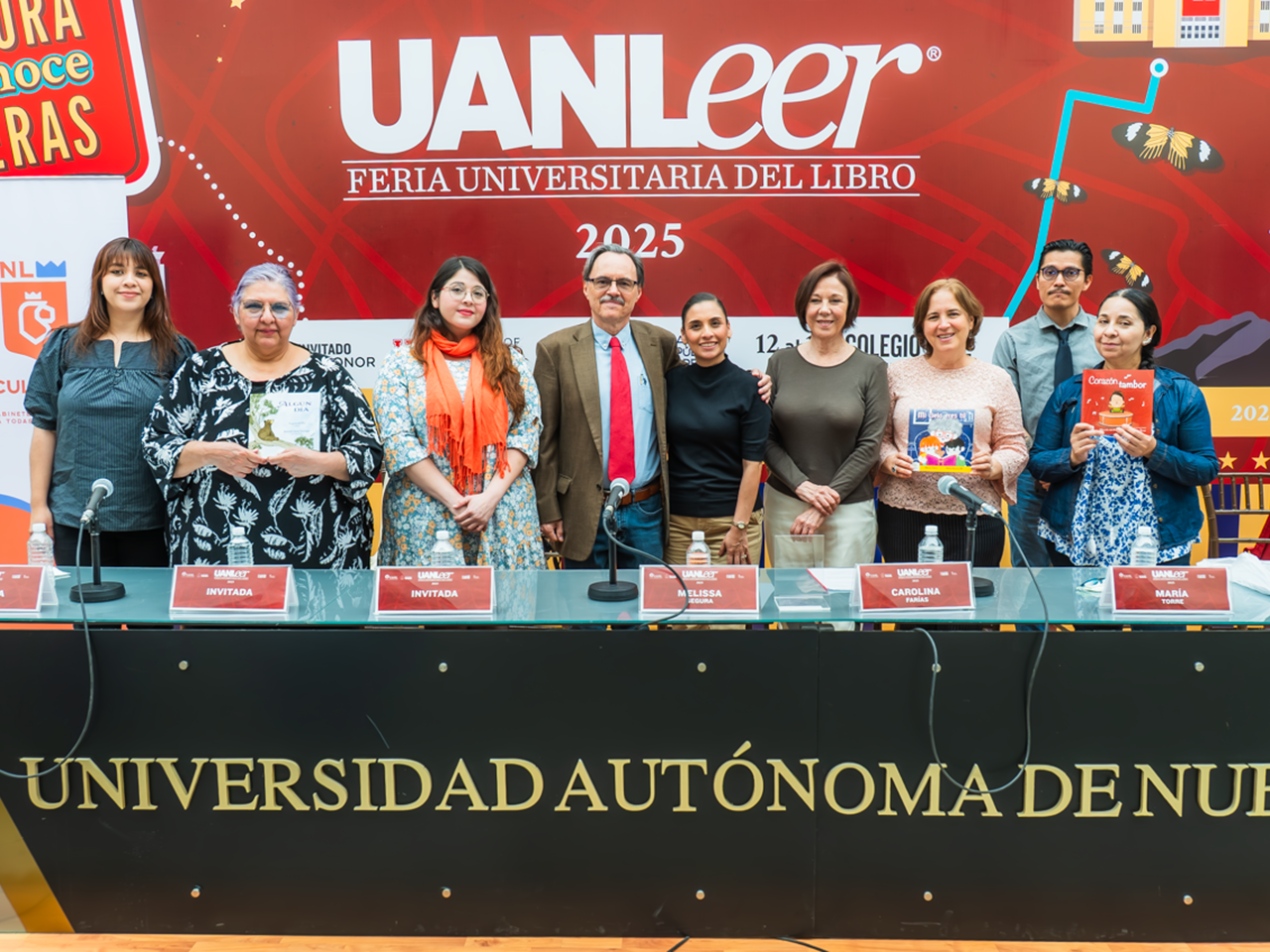 Llenan de "Apapachos" a la UANLeer 