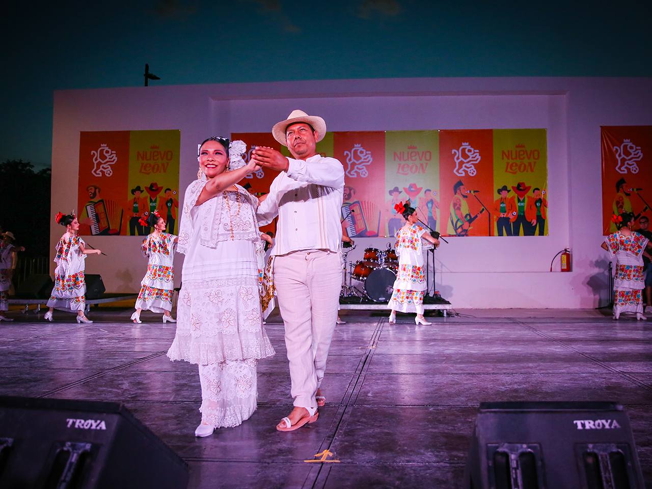 Disfrutan familias de música, arte y folclor en Mundial más norteño en Pabellón NL de Parque del Agua