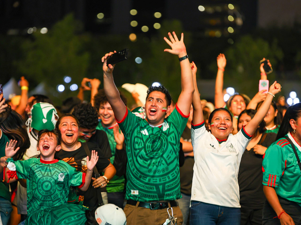 Celebra NL jornada mundialista; reportan 140 mil personas en Fan Fest, la Macro y PDA