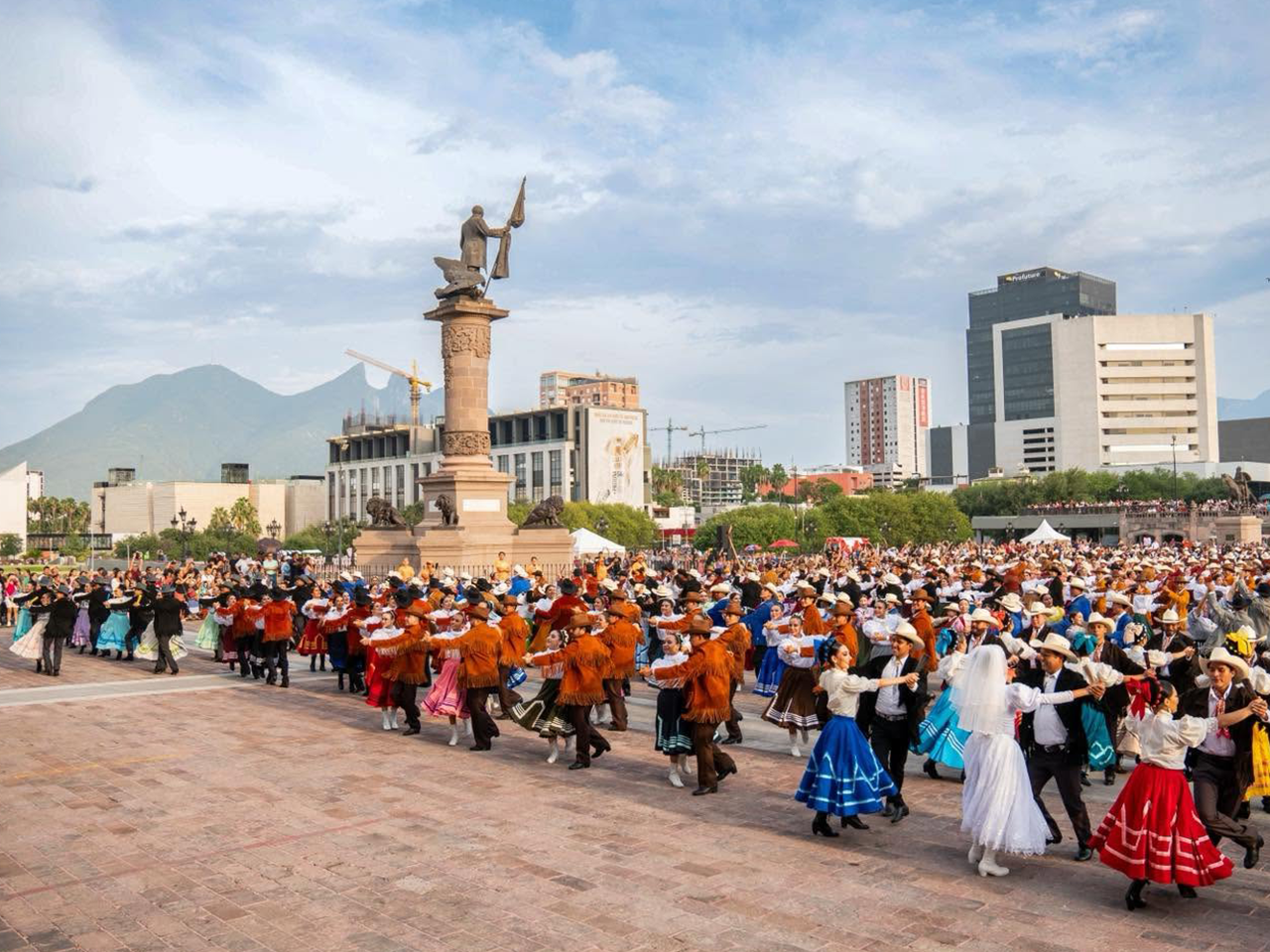 Viene un zapateado masivo para cerrar el Mitote Folklórico