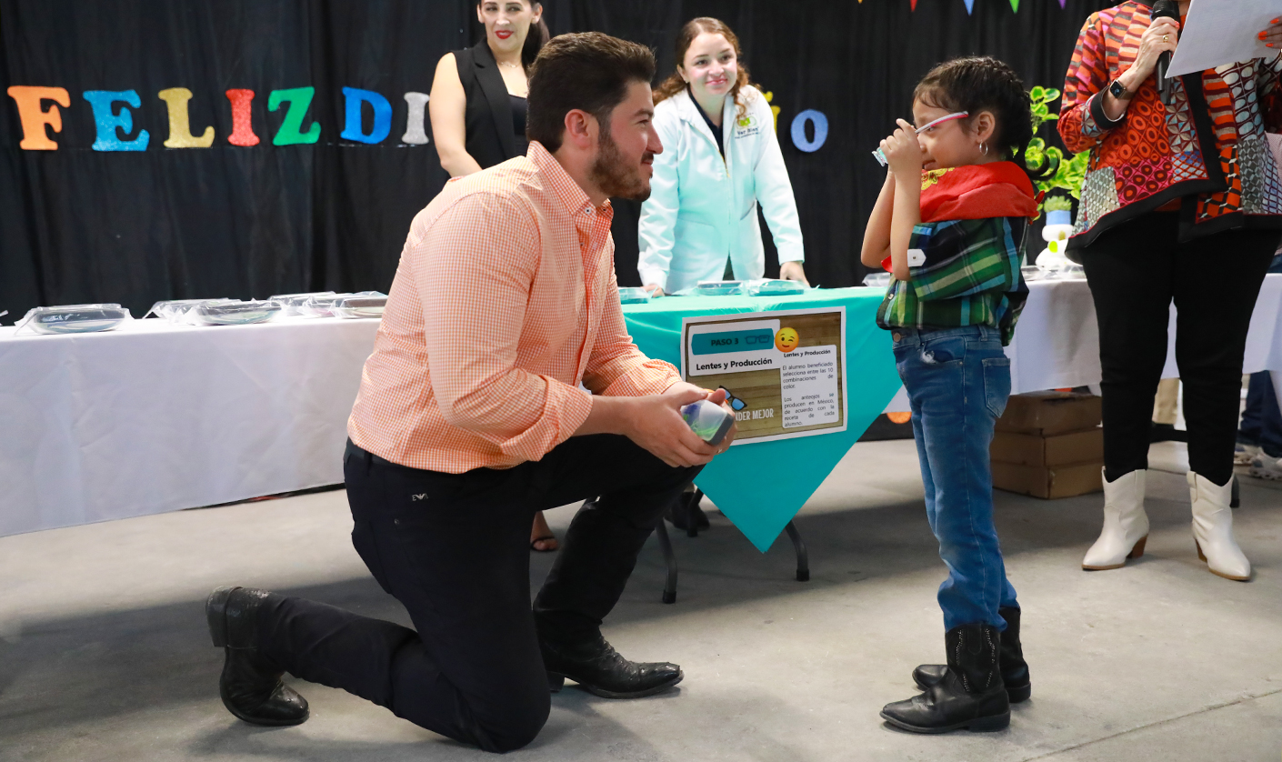Reciben alumnos lentes del programa "Ver Bien para Aprender Mejor”