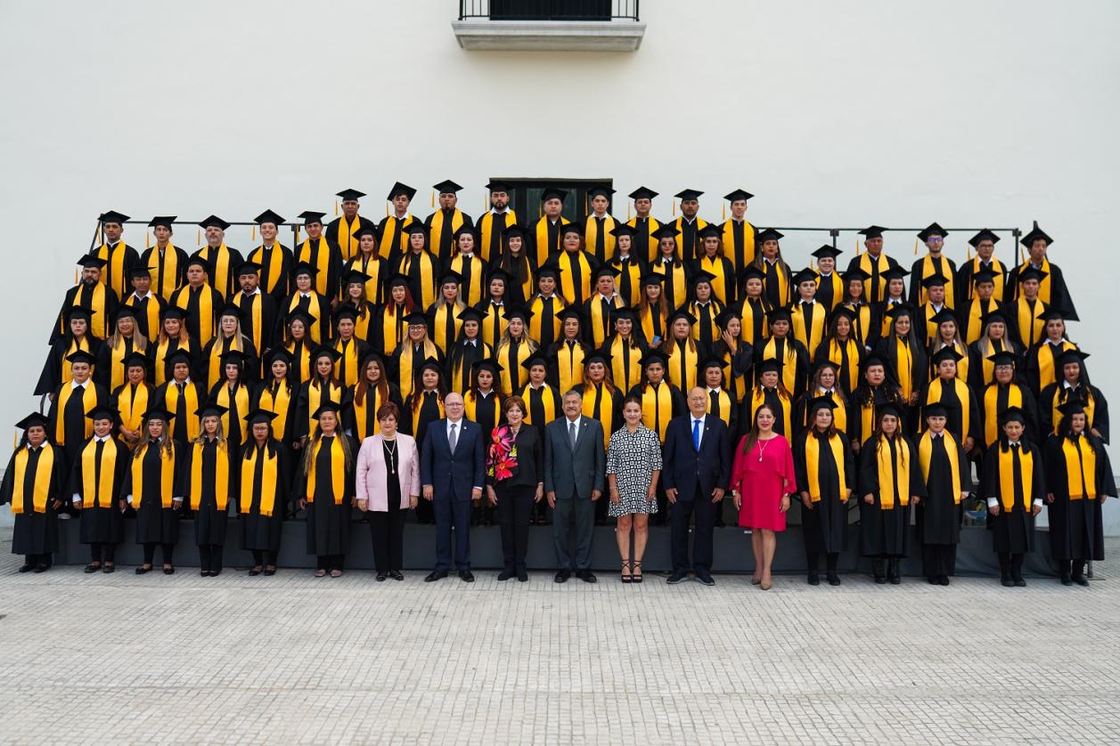 Más de 300 personas de los Centros Comunitarios se han graduado de bachillerato general de la UANL