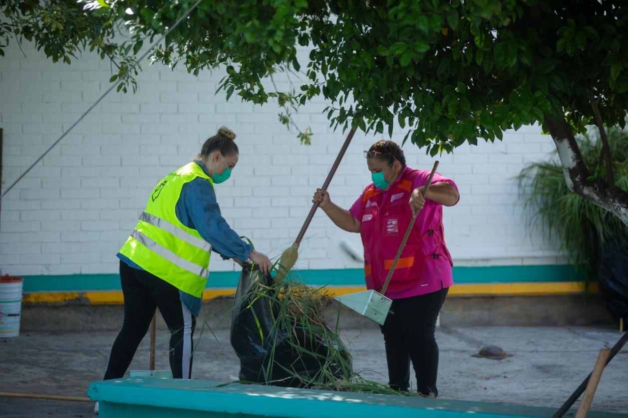 Se suman madres y padres de familia a las brigadas de limpieza y deshierbe