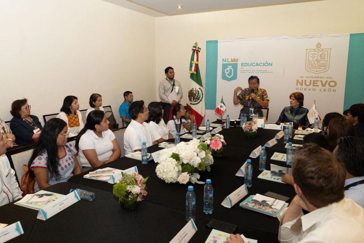 e reúne Rigoberta Menchú, Premio Nobel de la Paz 1992, con integrantes de la comunidad Educativa