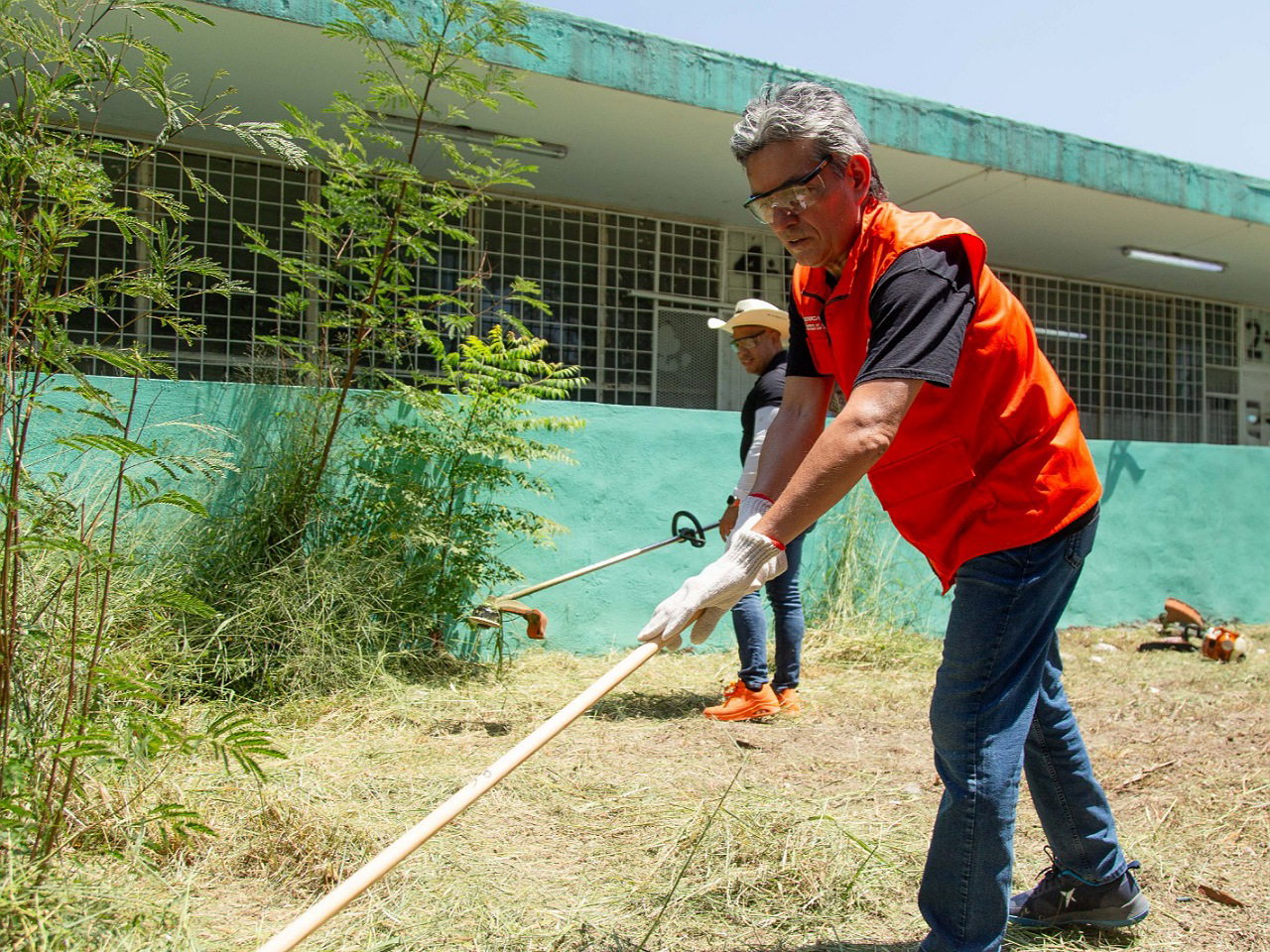 Preparan espacios educativos para este regreso a clases