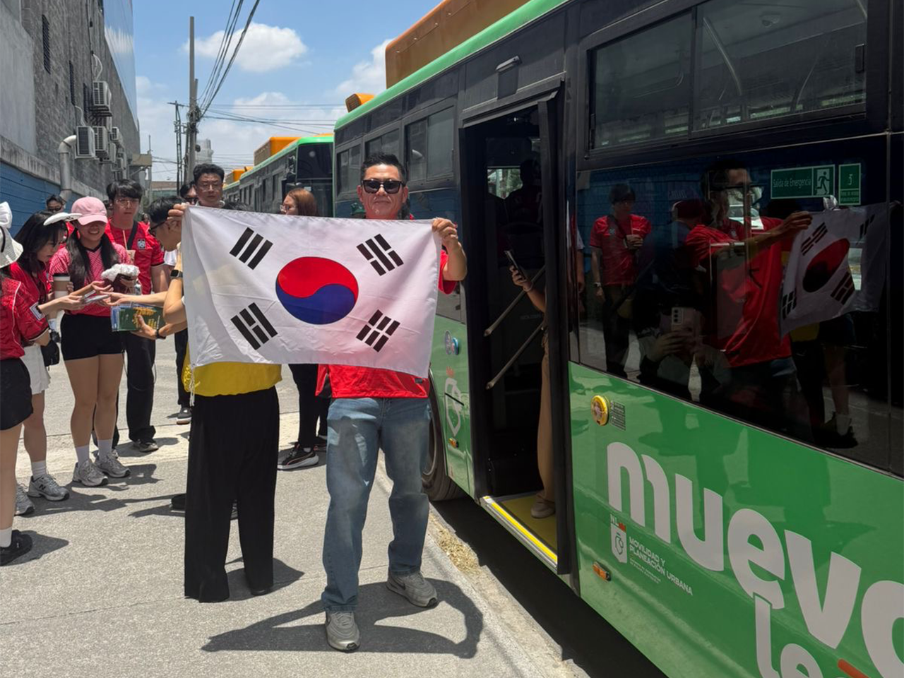 Aficionados coreanos se trasladan en Rutas Dedicadas y Metro