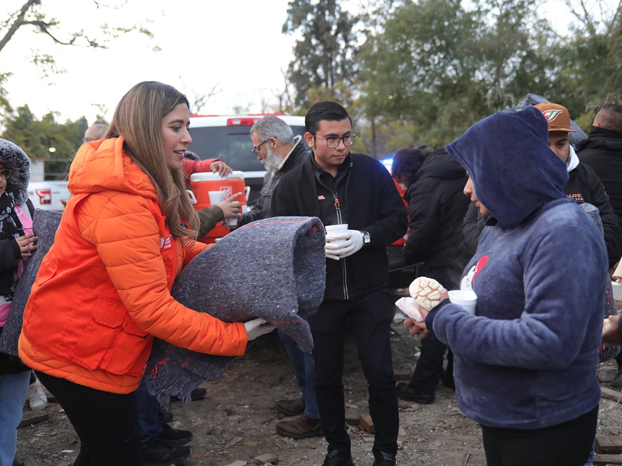 Entregan Cadereyta y Juárez en conjunto con Participación Ciudadana apoyos a familias por frente frío