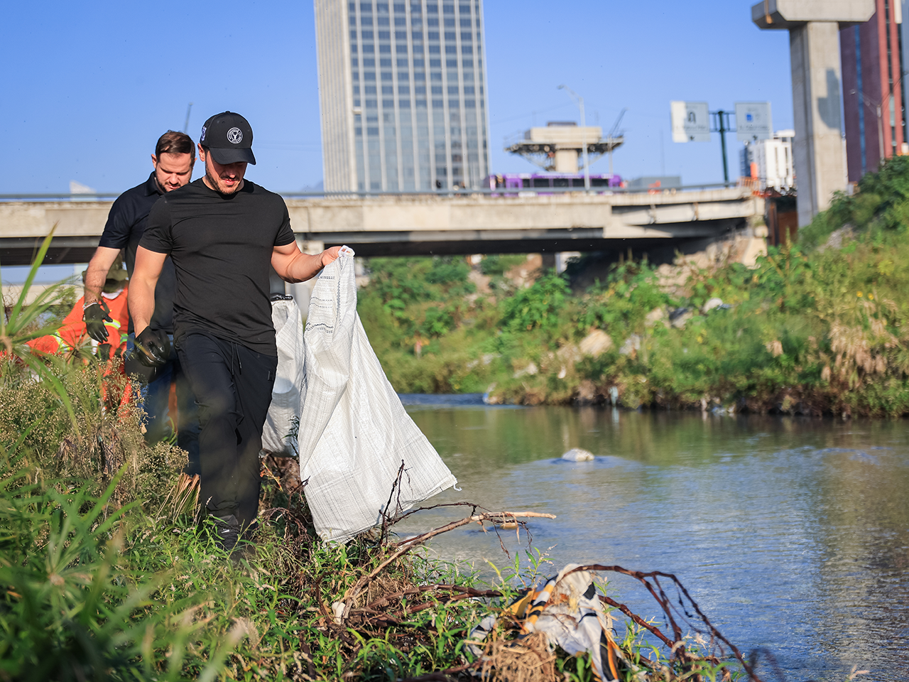 Cero tolerancia a quien tire basura en río.- Samuel García  