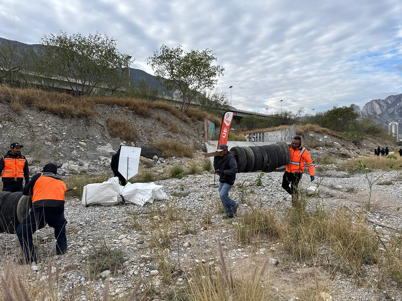 Retira voluntariado de Prepa Tec más de una tonelada de residuos del río Santa Catarina