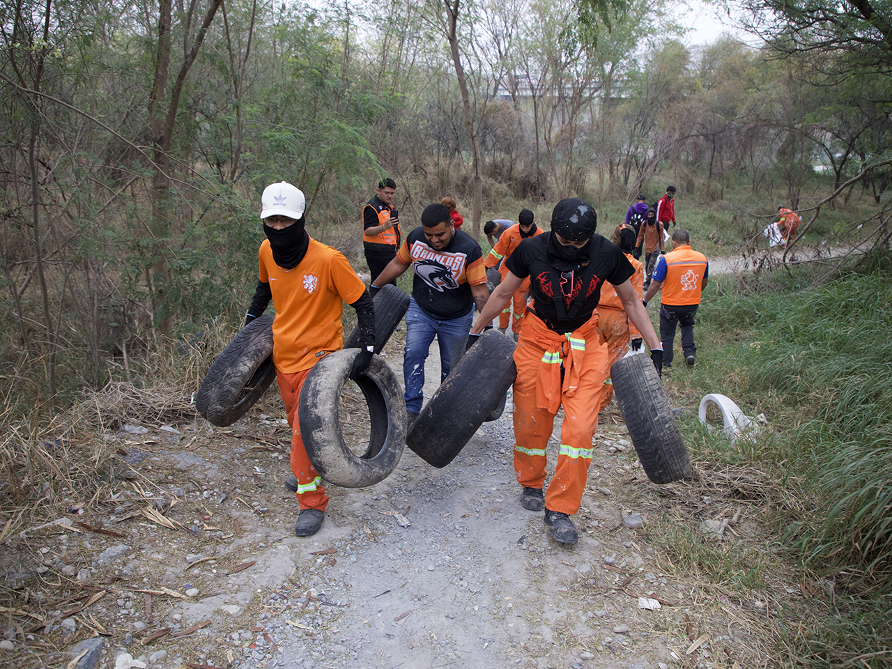 Retira voluntariado de Participación Ciudadana 218 llantas del Río Santa Catarina