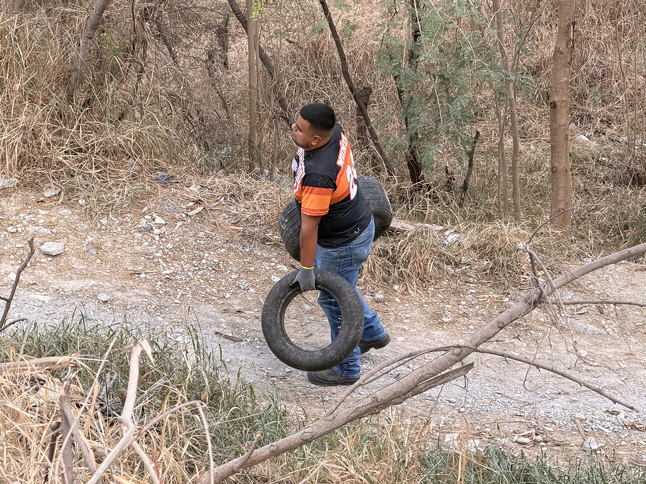 Sacan voluntarios “llanterío” del Río Santa Catarina
