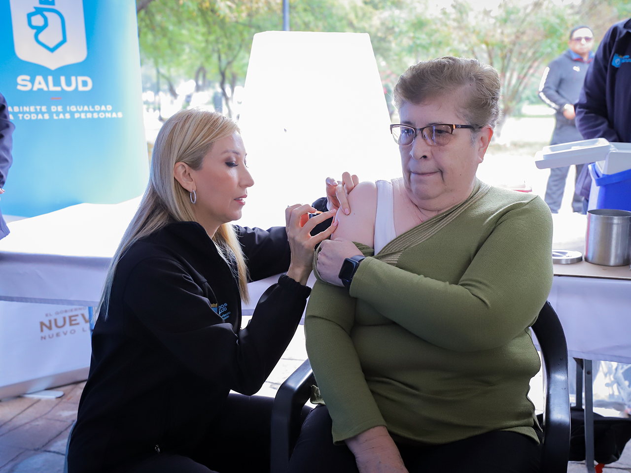 Refuerzan vacunación contra Influenza y Covid-19 con drive-thru en Cadereyta