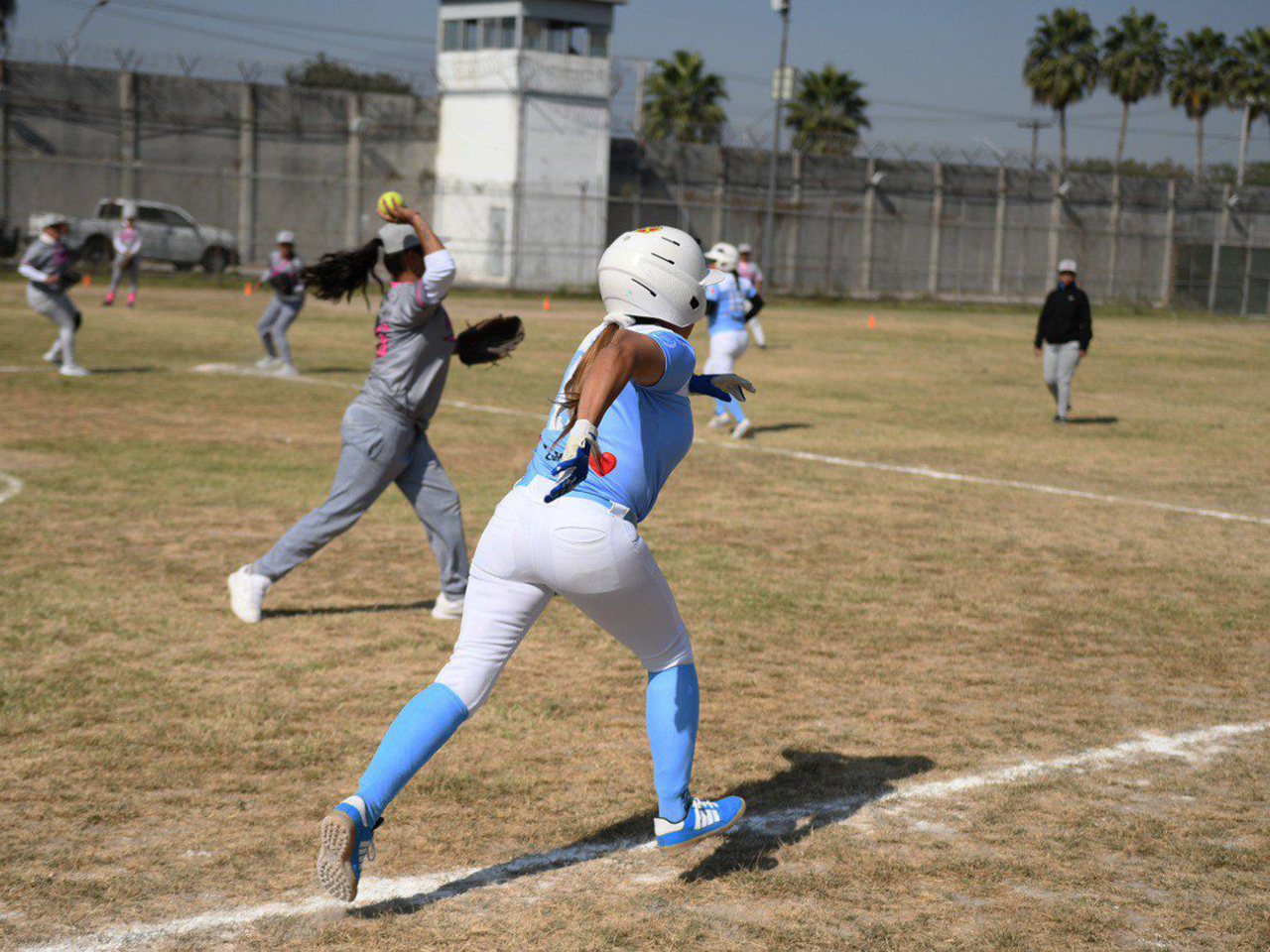 Juegan softbol y conviven en el Centro de Reinserción Social Femenil