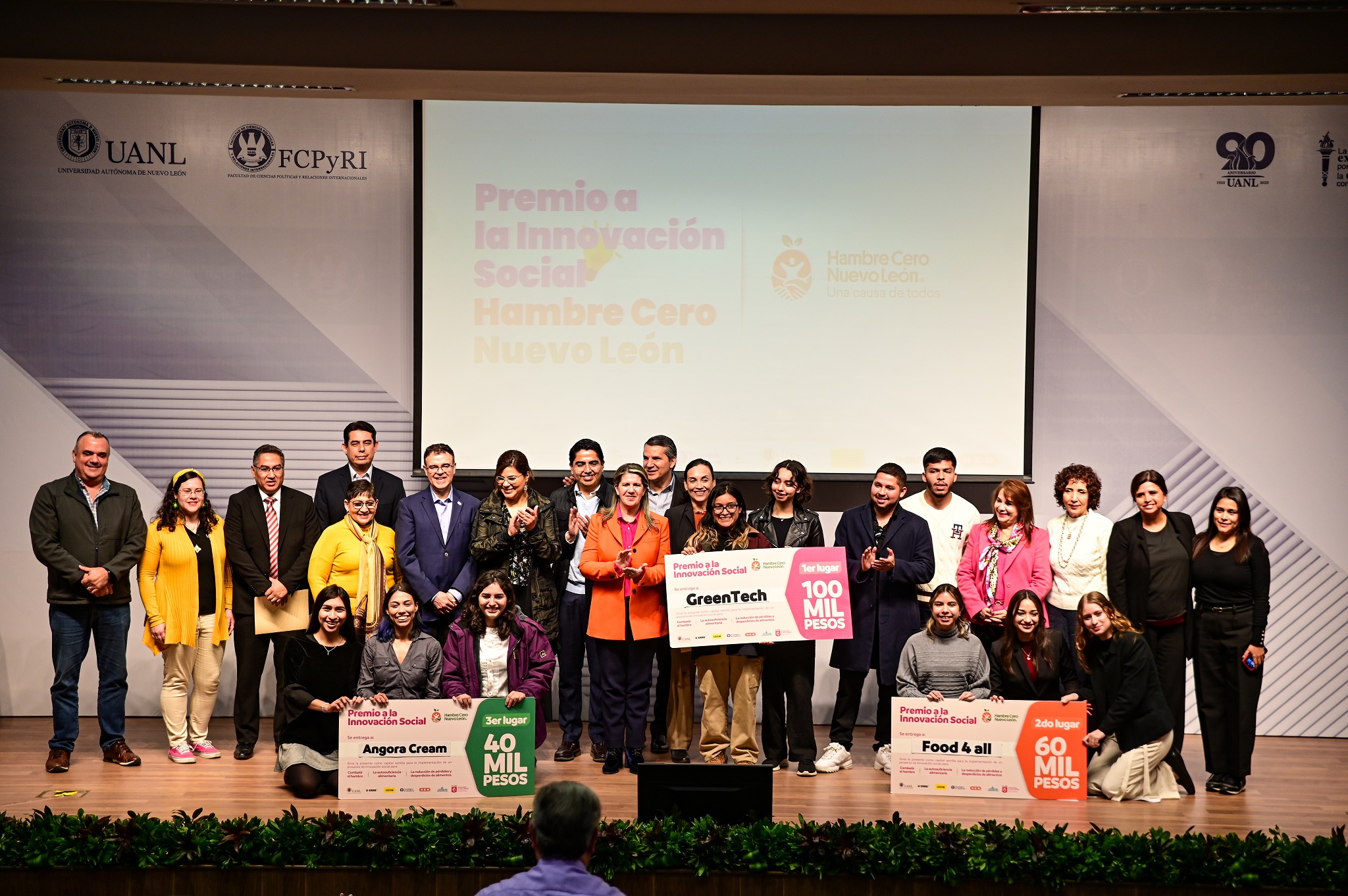 Premian a estudiantes universitarios por sumarse a la lucha contra el hambre