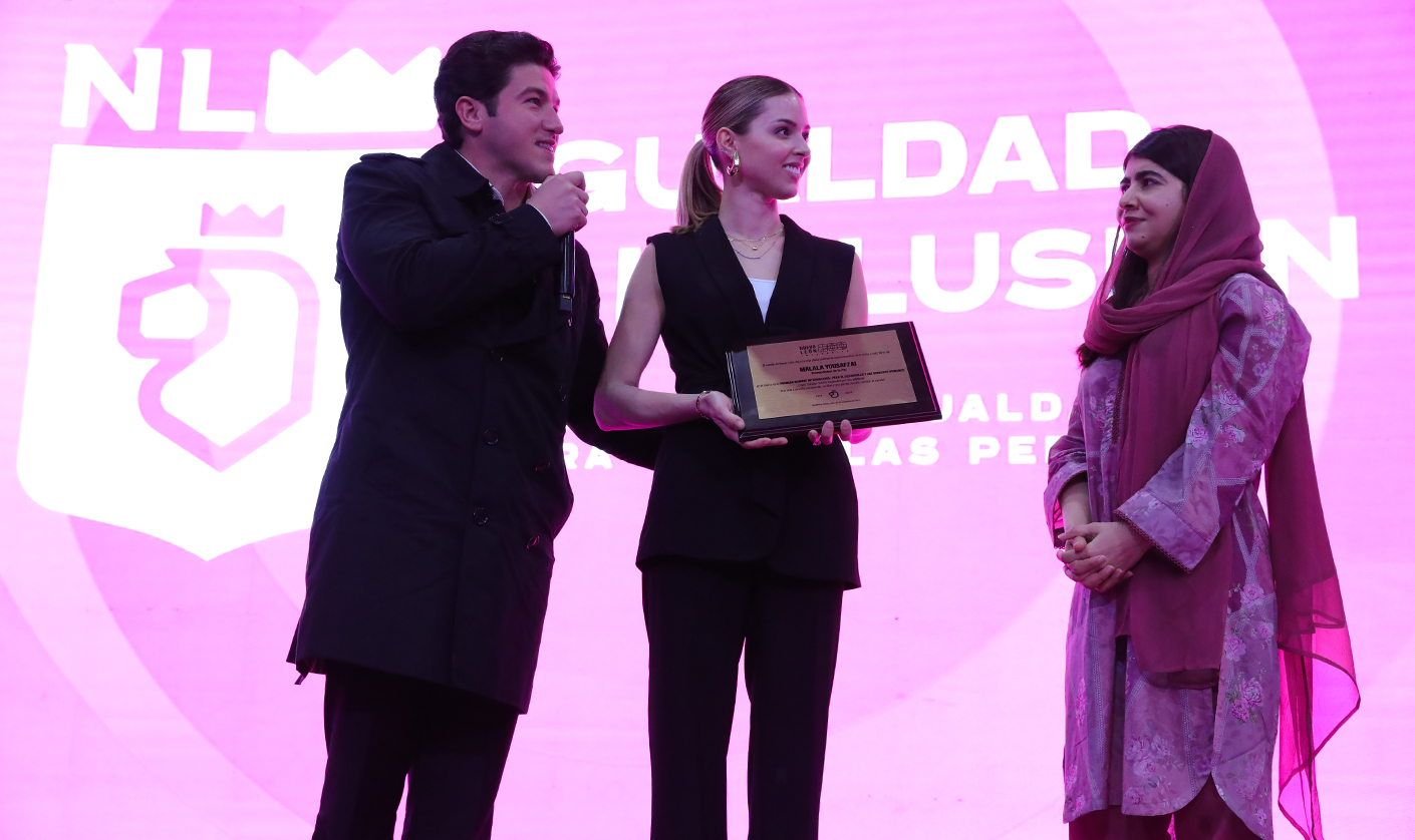 Entrega Samuel García reconocimiento a la activista Malala Yousafzai por su participación en Cumbre Internacional para el Desarrollo y los Derechos Humanos
