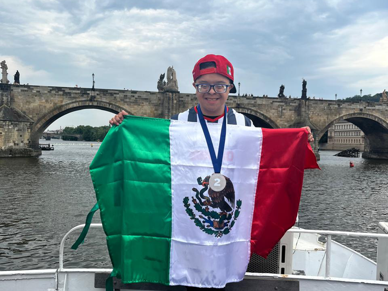 Logra paratenista de Centros Comunitarios plata en Campeonato Mundial de Tenis de Mesa 2025