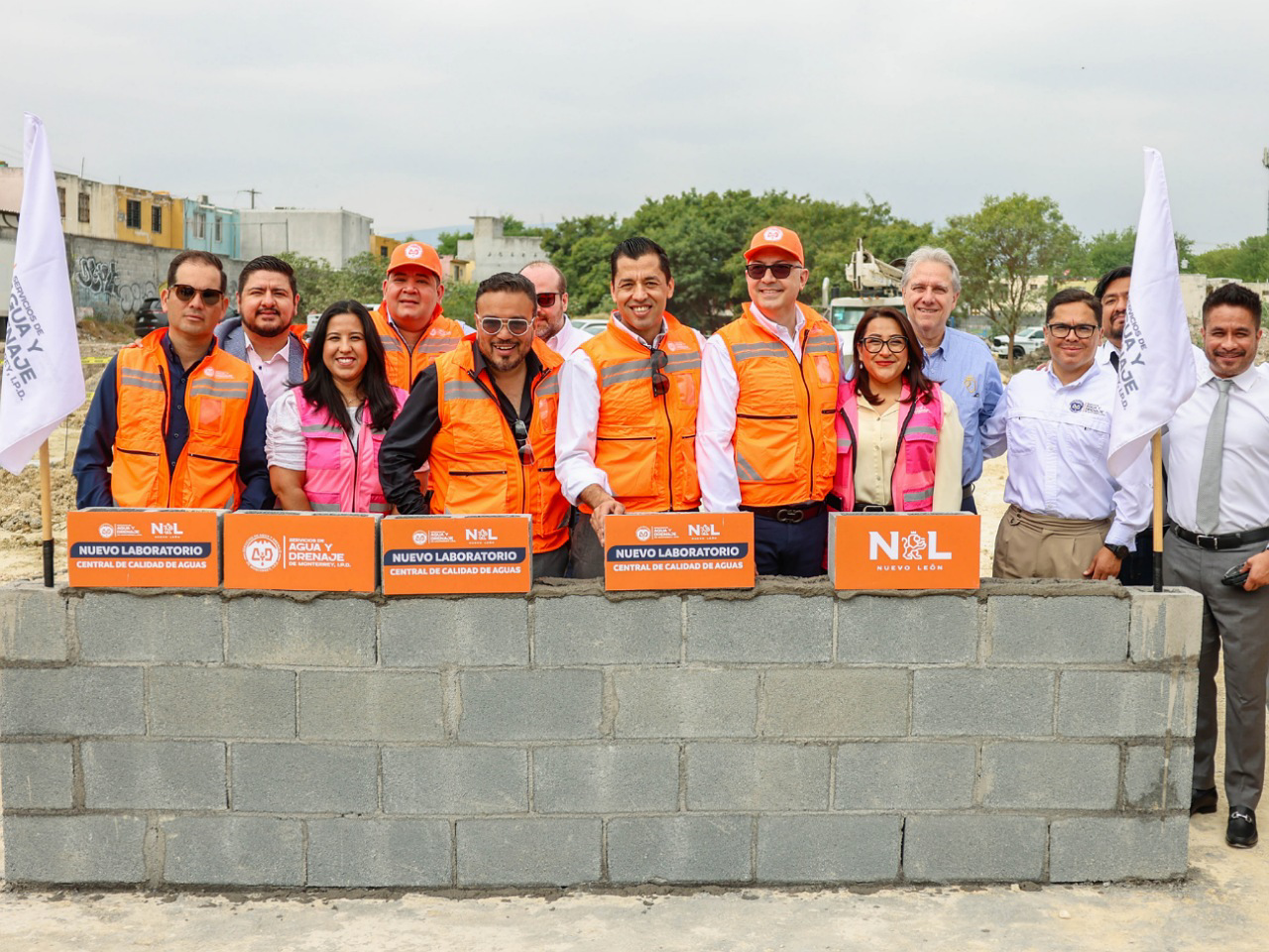 ●	La nueva infraestructura permitirá duplicar la capacidad de análisis, al pasar de 300 mil a 600 mil pruebas al año. ●	Fortalecerá el monitoreo de agua potable, aguas residuales tratadas y descargas industriales en Nuevo León. Apodaca, Nuevo León. – Con el objetivo de fortalecer la calidad del agua y consolidar la infraestructura científica del estado, Servicios de Agua y Drenaje de Monterrey colocó la primera piedra del Nuevo Laboratorio Central de Calidad de Aguas.  La obra representa un paso estratégico