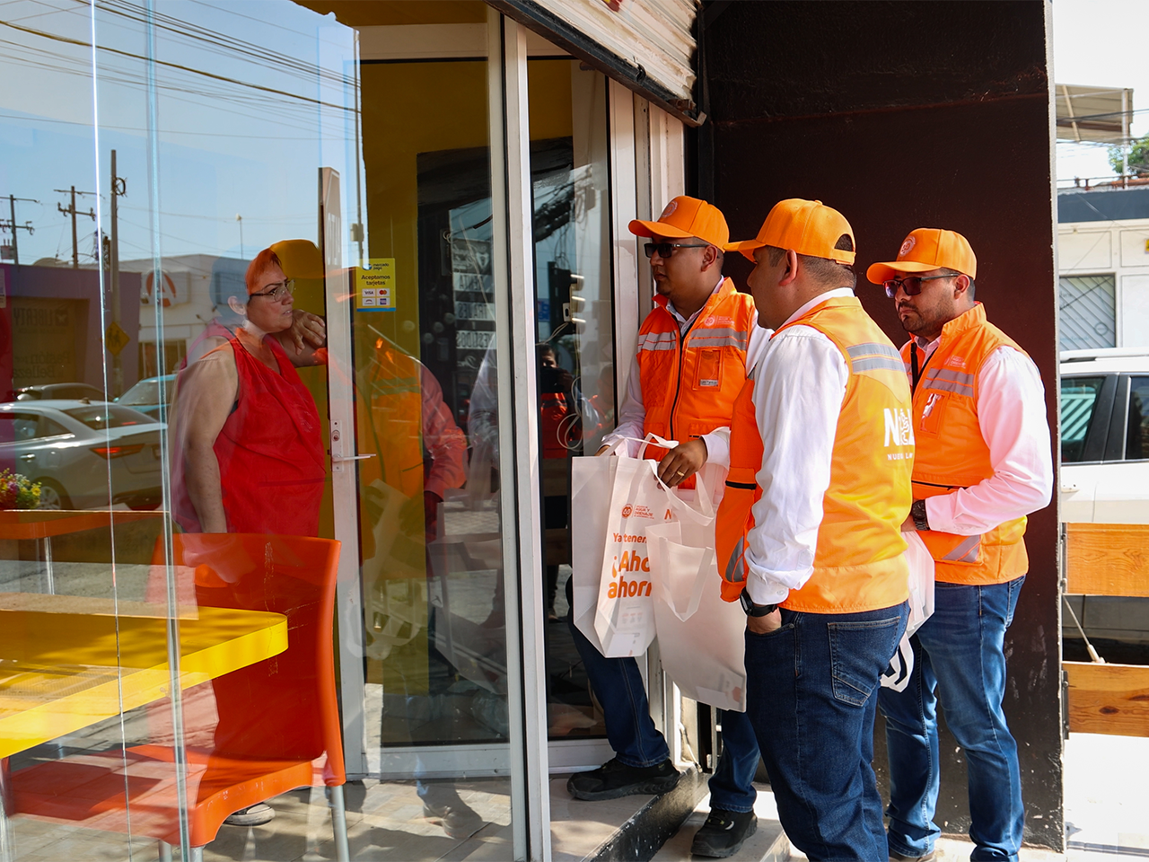 AyD realiza brigada de concientización en negocios para correcto control de descargas