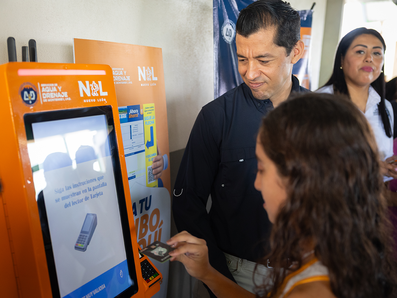 Instala Agua y Drenaje kioscos de pago en estaciones del Metro; amplía y digitaliza atención a usuarios