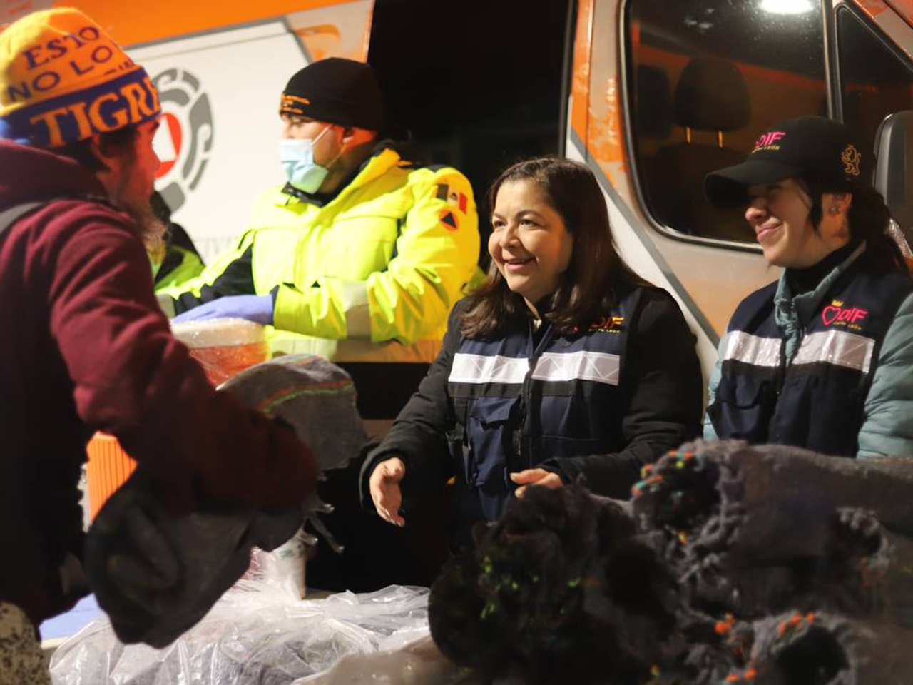 DIF Nuevo León y Protección Civil encabezaron operativo carrusel llevando bebidas calientes y cobijas a personas en situación vulnerable