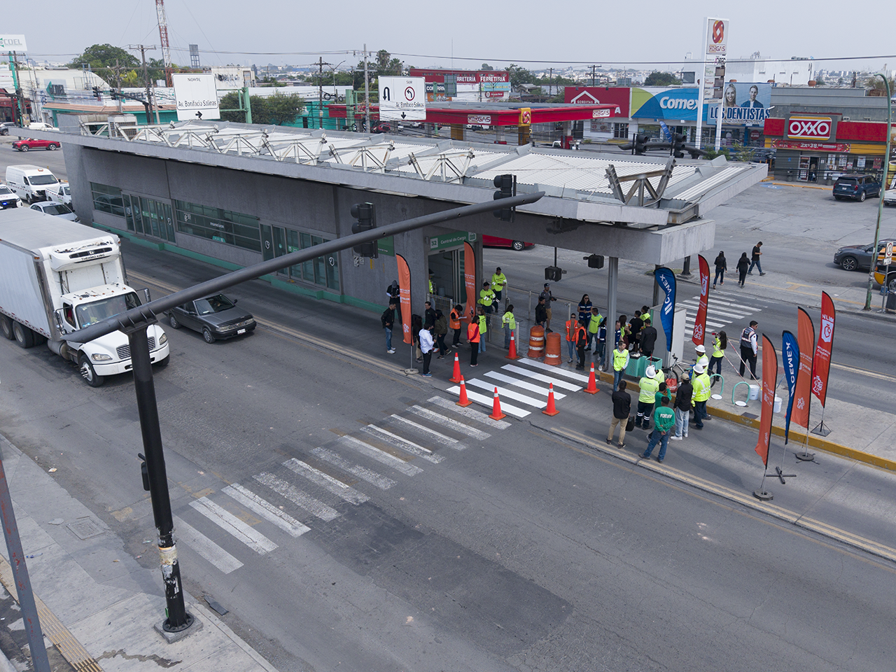 Gobierno de NL y CEMEX concluyen primera etapa de rehabilitación de cruces peatonales en estaciones de Ecovía