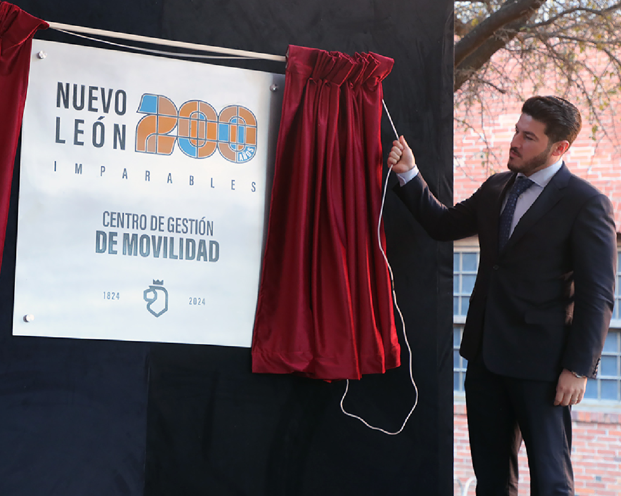 Devela Samuel García placa conmemorativa de los 200 años de NL en el Centro de Gestión de Movilidad  