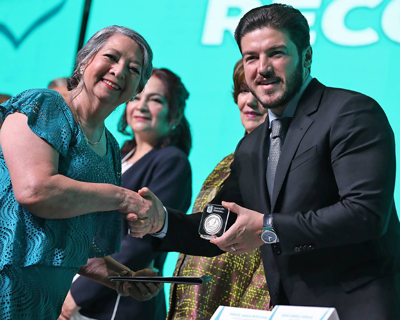 Reciben medalla “Maestro Rafael Ramírez” docentes de NL