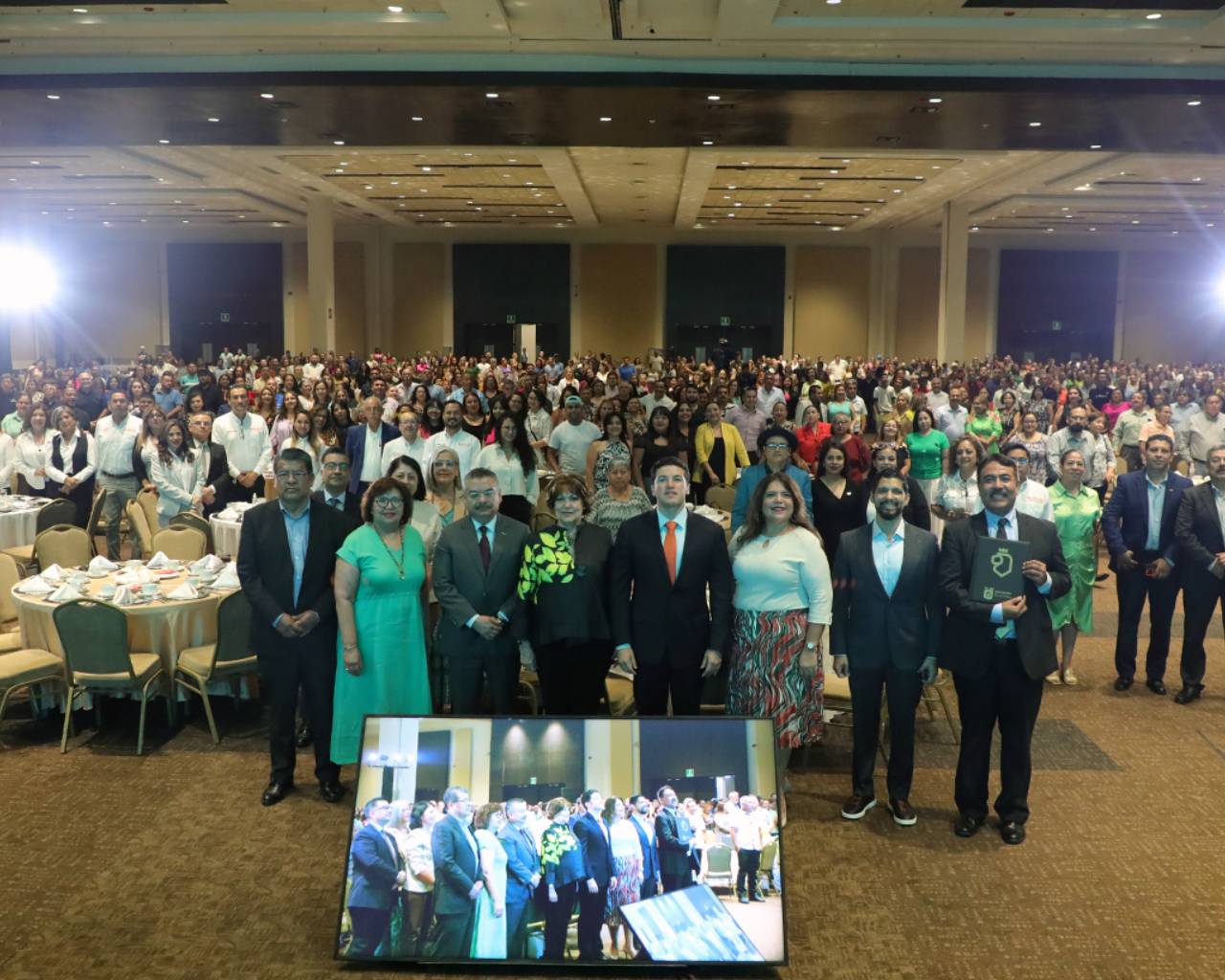 Galardona Gobierno del Estado al personal de apoyo y asistencia a la Educación