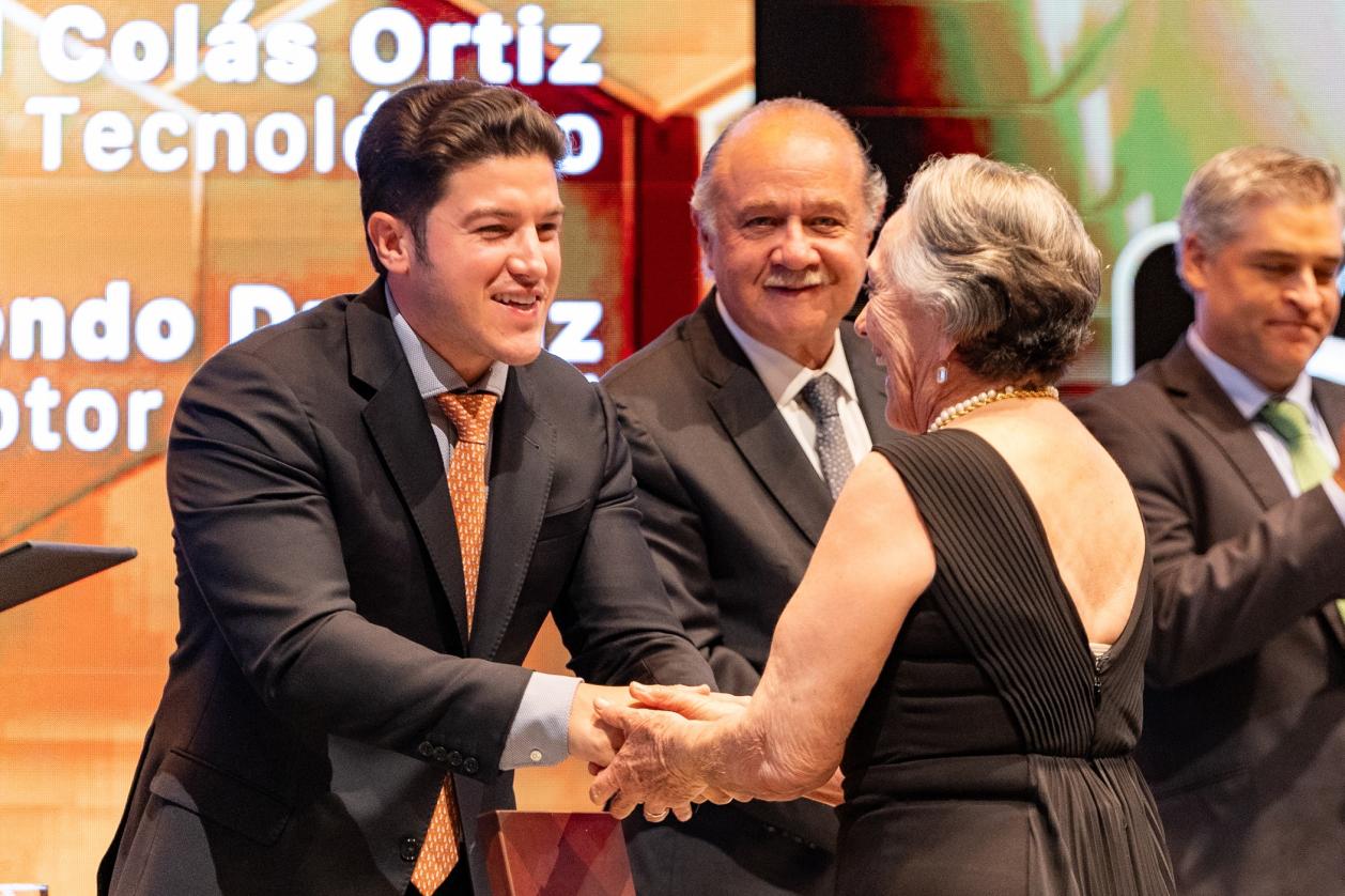 El Gobernador felicitó a los galardonados por su labor en los diferentes rubros  El Gobernador de Nuevo León, Samuel Alejandro García Sepúlveda, entregó la Medalla al Mérito Cívico, Presea Estado de Nuevo León, a 12 ciudadanos que destacaron por su labor en temas sociales, empresariales, tecnológicos, deportivos y de salud.  Durante la ceremonia de la entrega de la Medalla, que se realizó en el Teatro de la Ciudad, el mandatario estatal reconoció a los galardonados por su labor altruista y dijo “son 12 disc