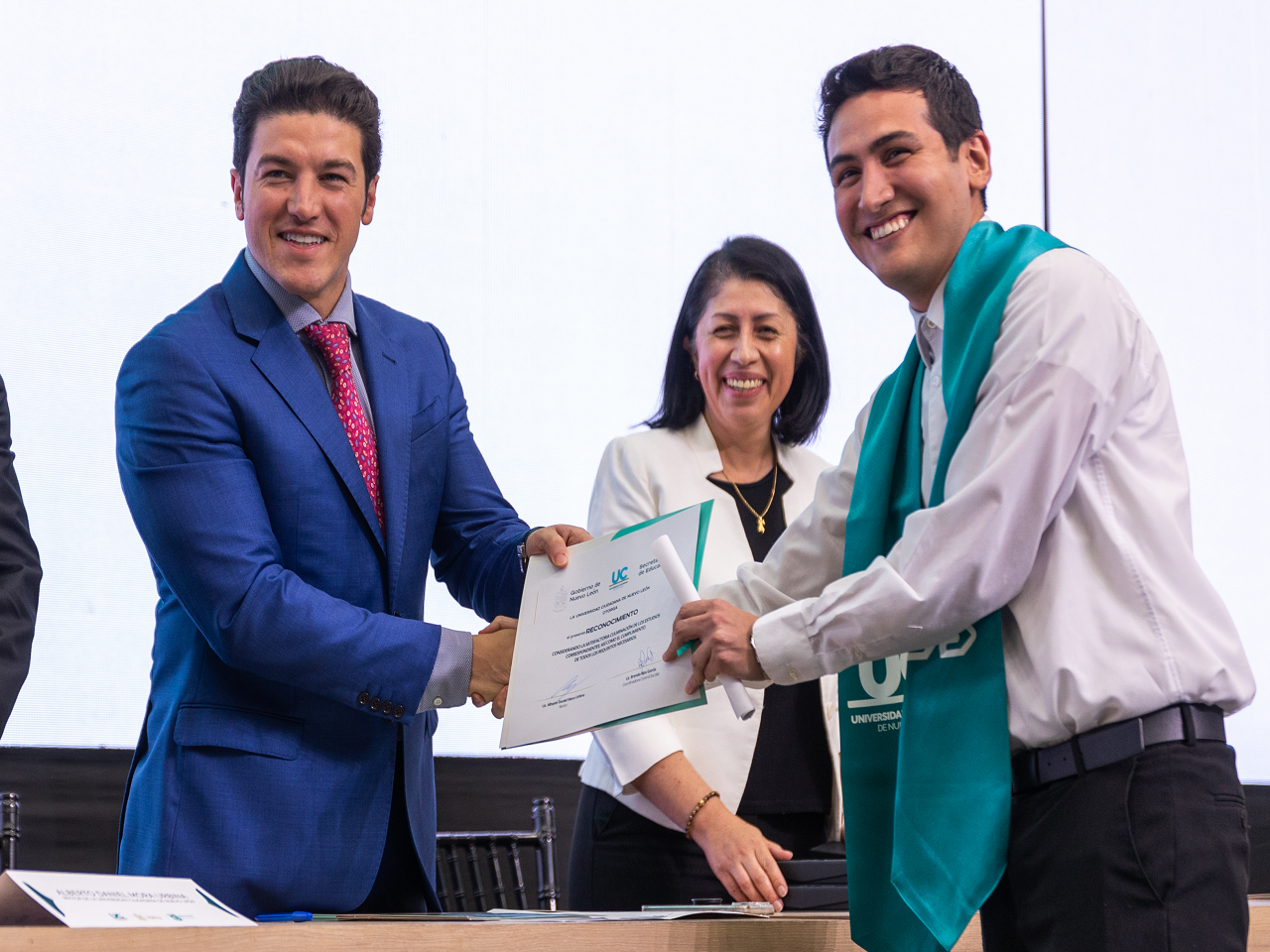 Comparten Gobernador y graduados tres años de logros y metas