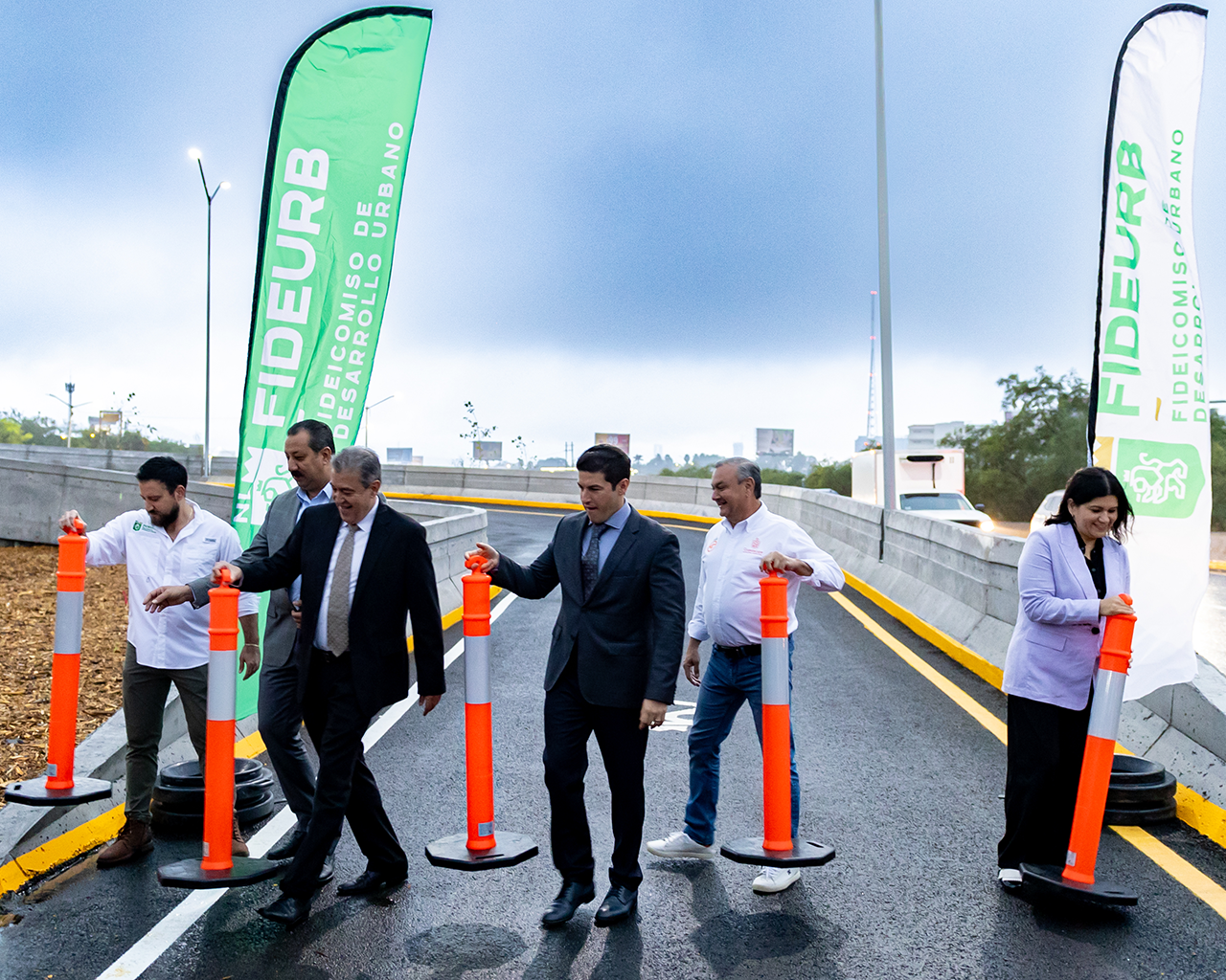 Inaugura Samuel García gaza vehicular del Puente Azteca