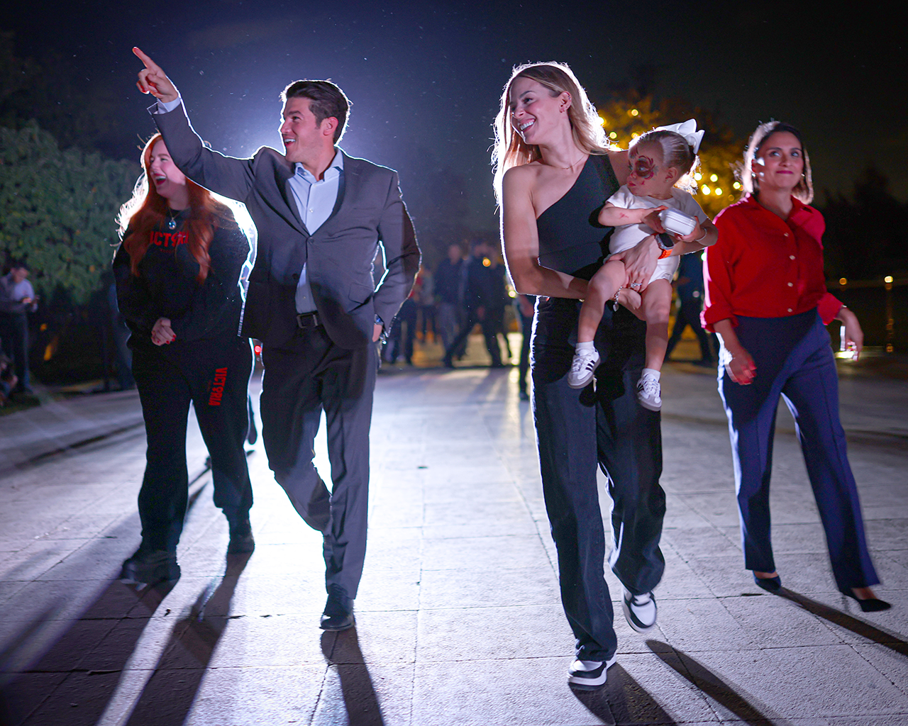 Disfrutan gobernador y neoleoneses espectáculo de la leyenda de Mictlán