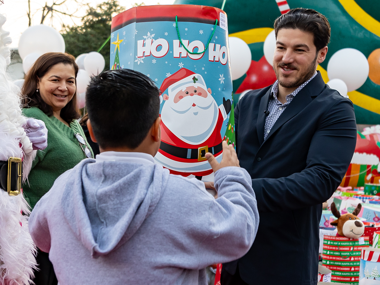 Lleva Gobernador magia de la Navidad a DIF Capullos
