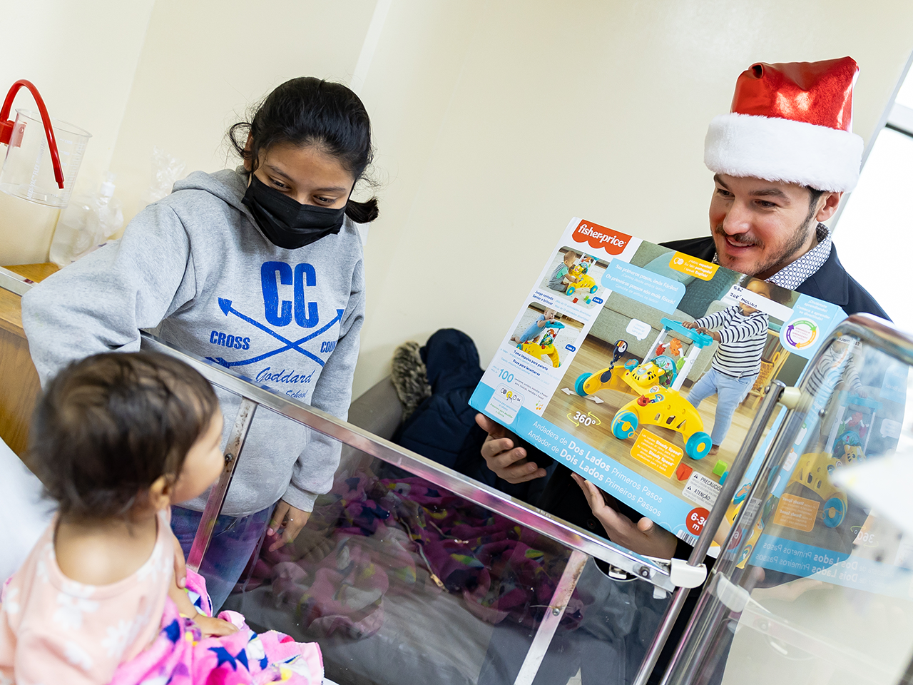 Disfrutan niñas y niños del Materno Infantil una Navidad de altura