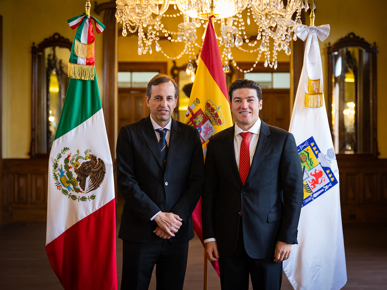 Recibe Samuel García al Cónsul General de España, Vicente-J Mas Taladriz