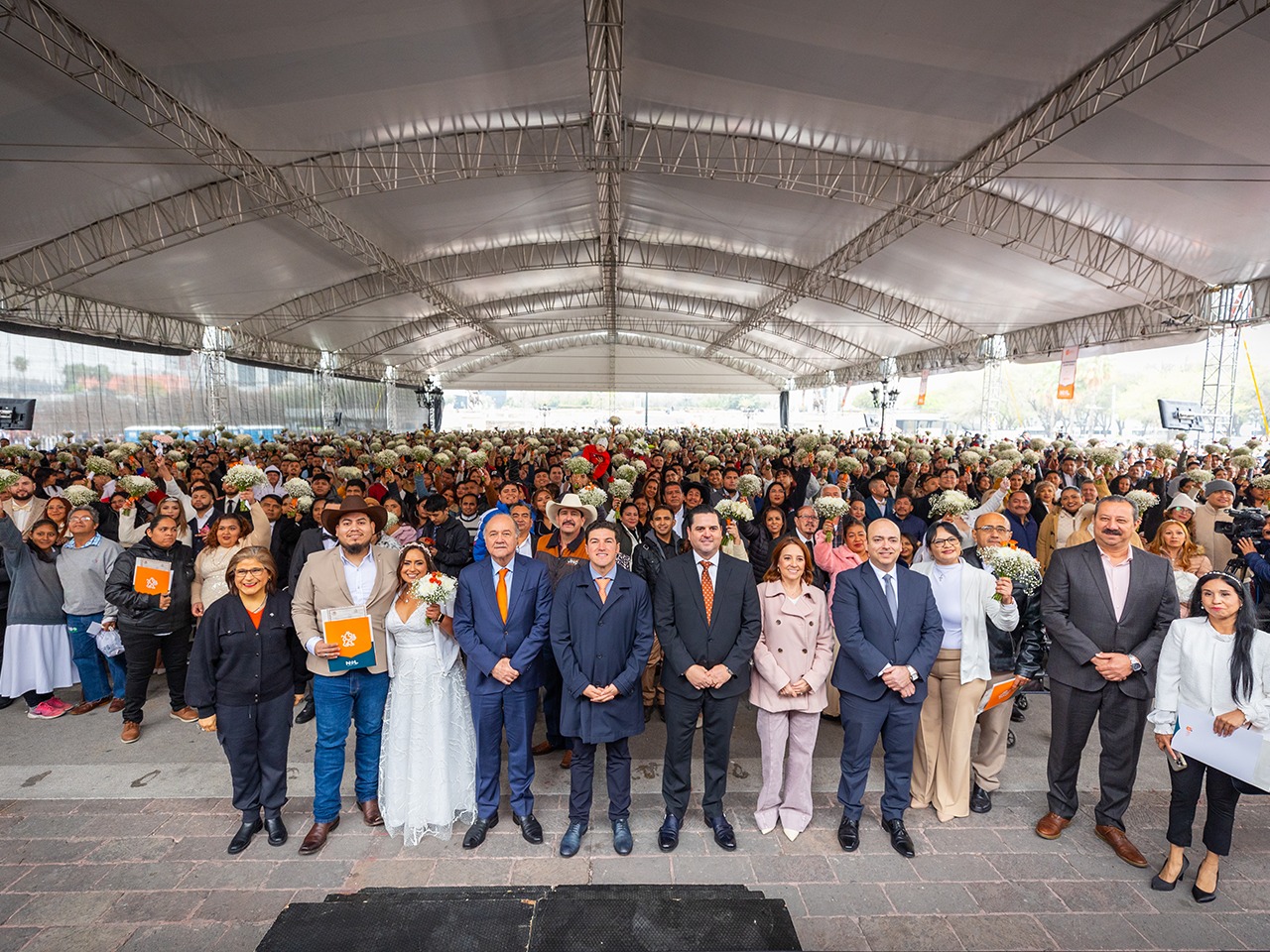 Es Gobernador testigo de honor en la unión de miles de parejas este 14 de Febrero