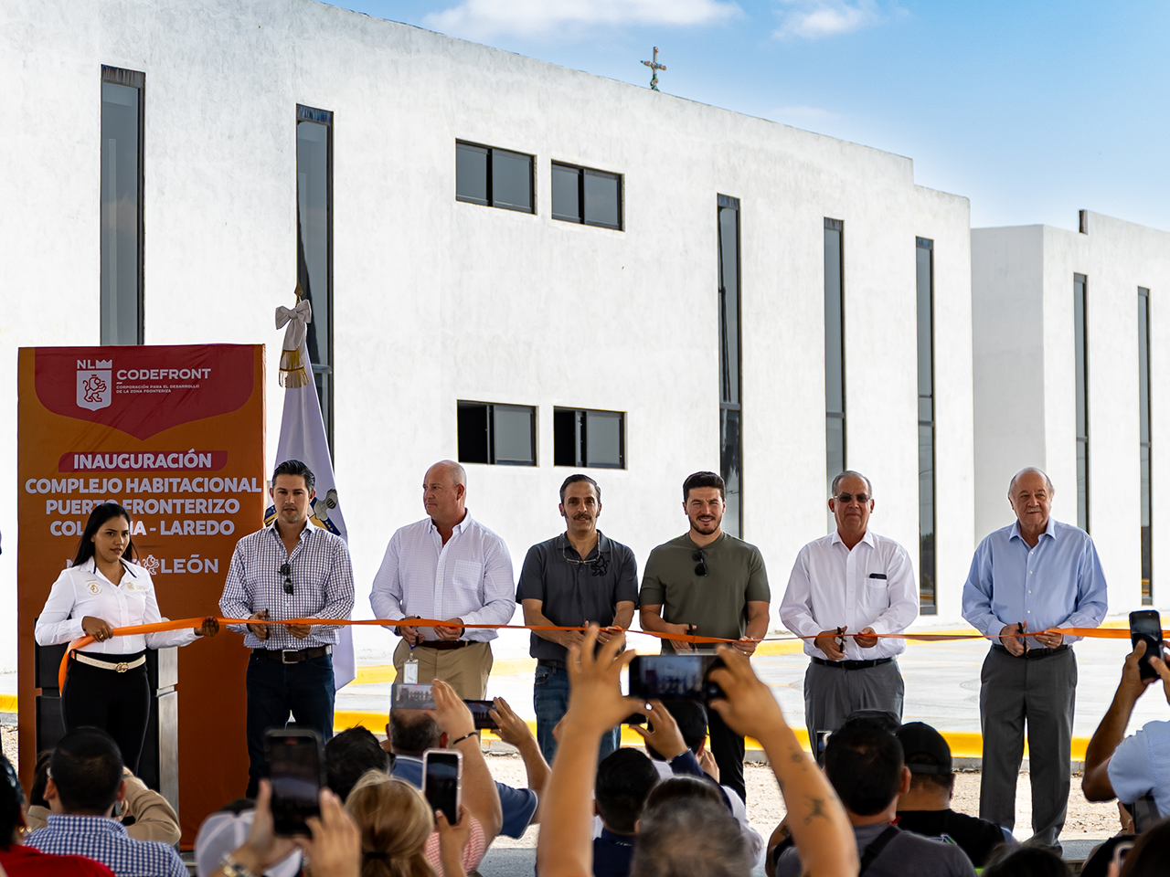 Inaugura Samuel García Complejo Habitacional en Aduana Colombia