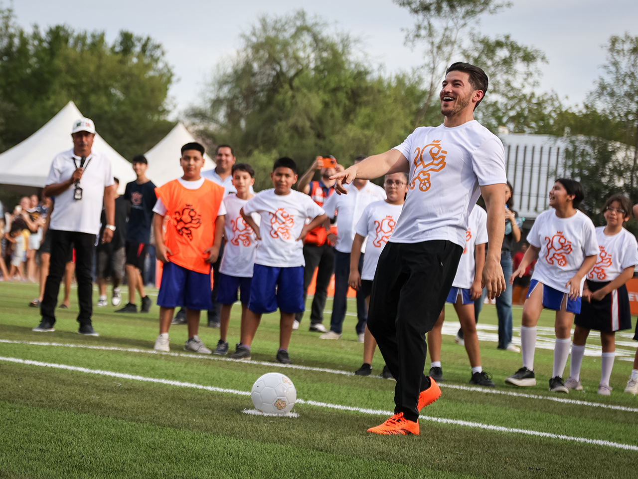 Inaugura Gobernador cancha en Villa Española con cascarita mundialista