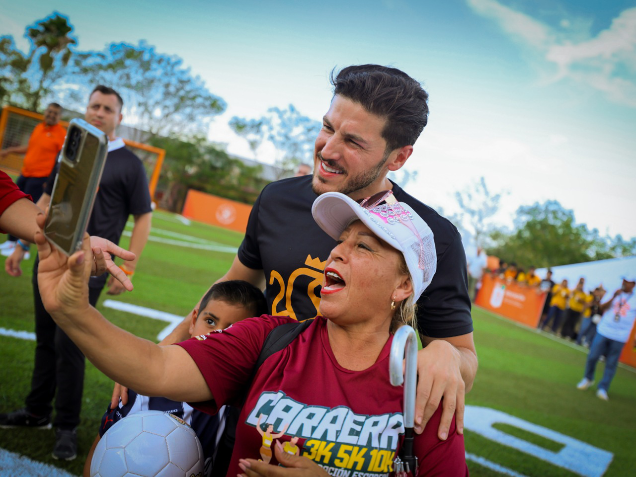 Inaugura Gobernador cancha en Escobedo con cascarita mundialista
