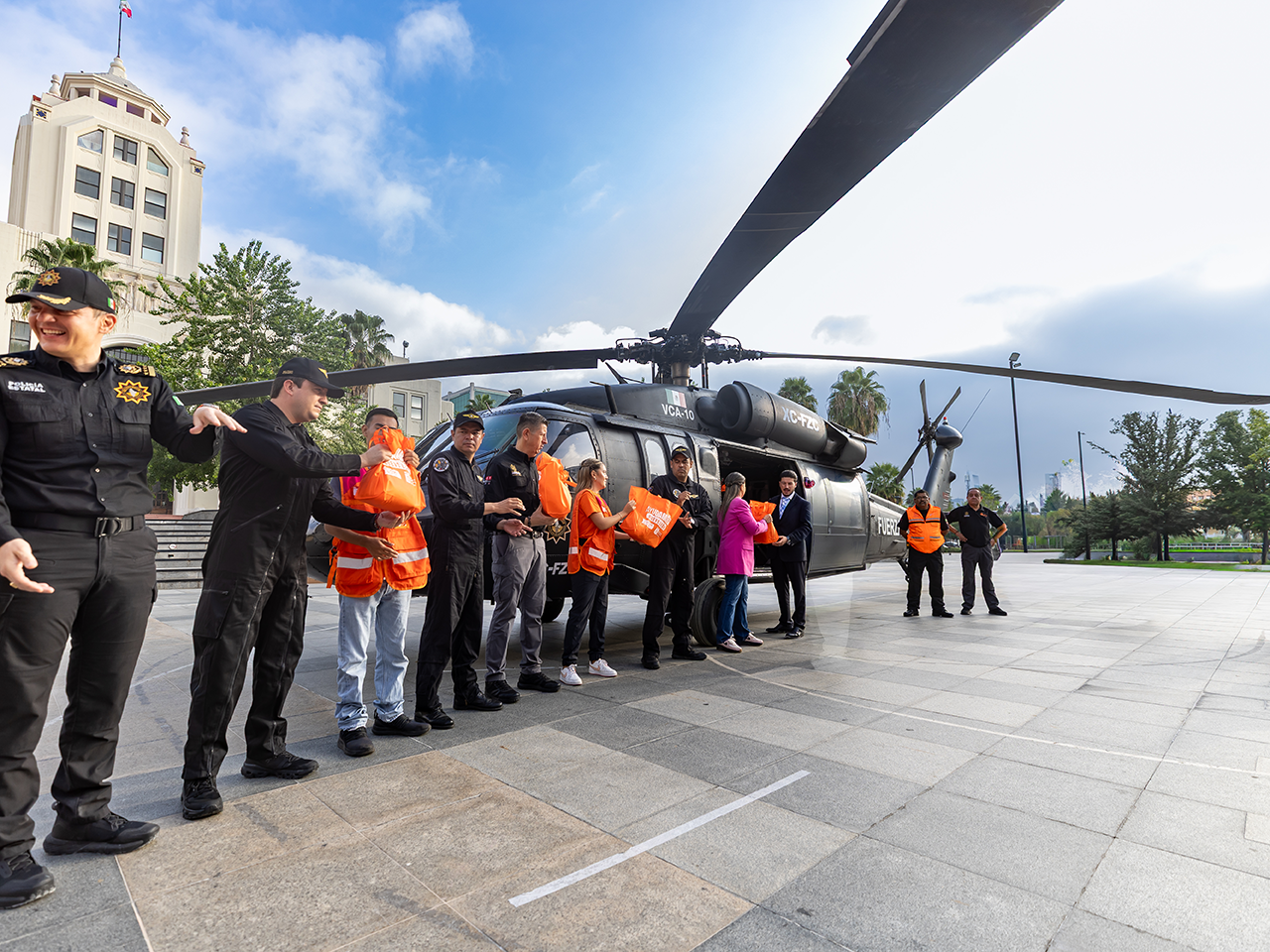Gobernador da banderazo a segundo envío de ayuda para Veracruz a través de Black Hawk